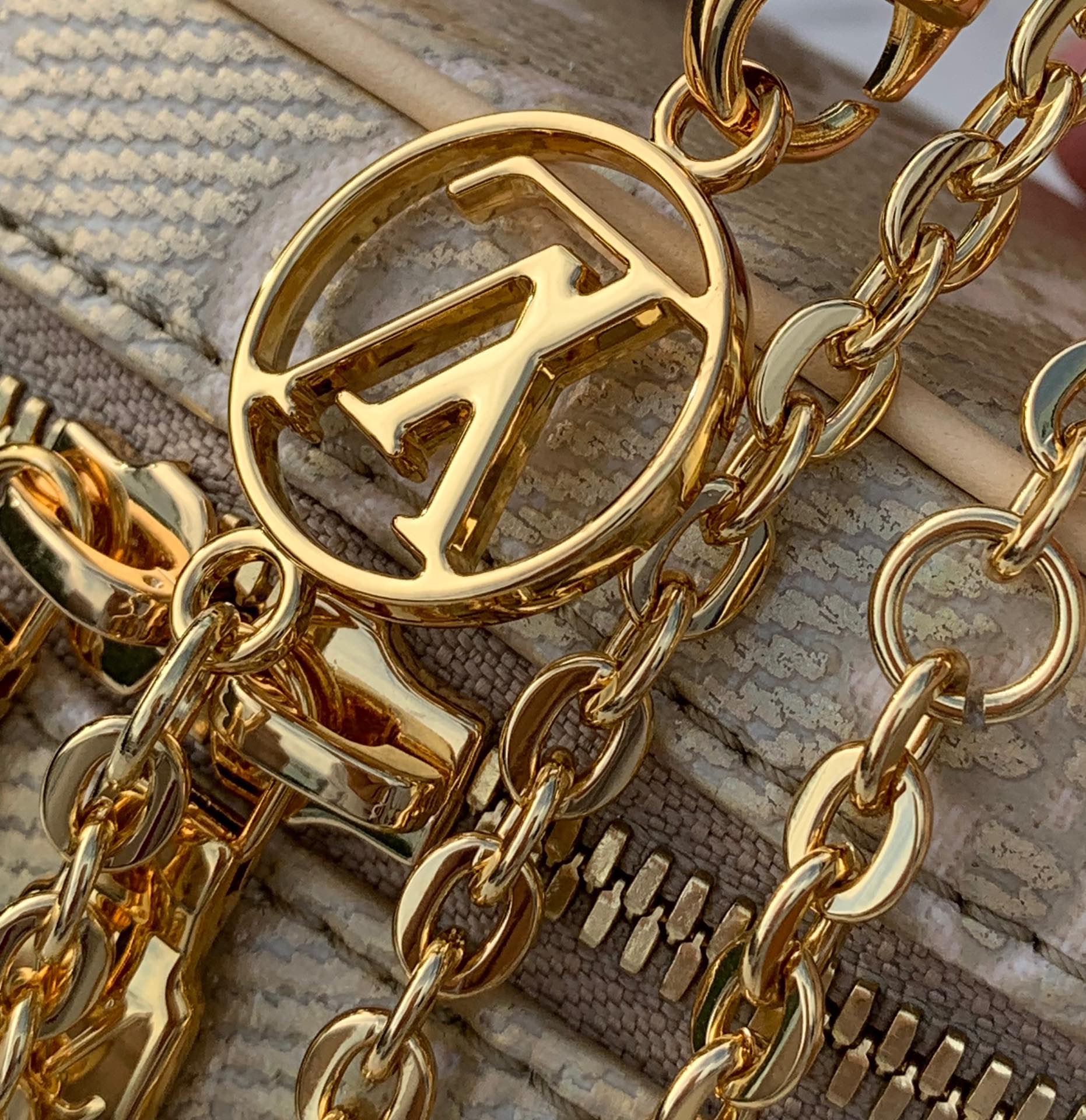 非市场普通货 进口皮料半钢五金尺寸: 11×10× 8cm 渠道出货，最新款 ！LV Micro Van