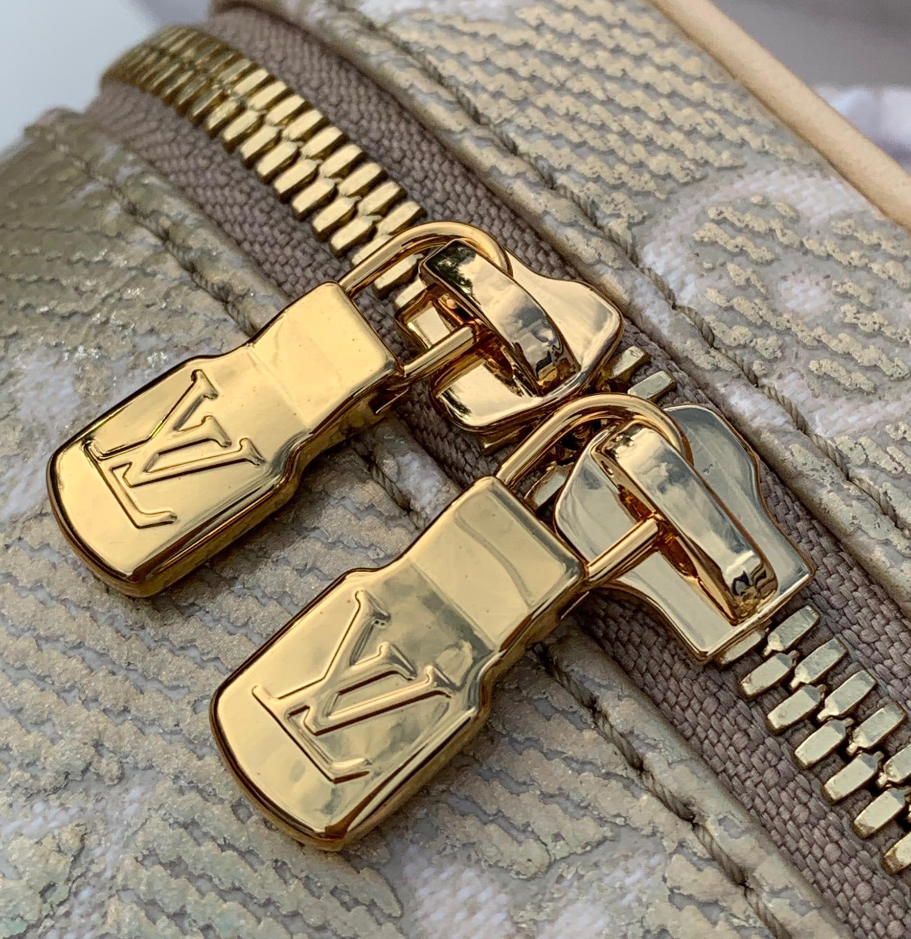 非市场普通货 进口皮料半钢五金尺寸: 11×10× 8cm 渠道出货，最新款 ！LV Micro Van