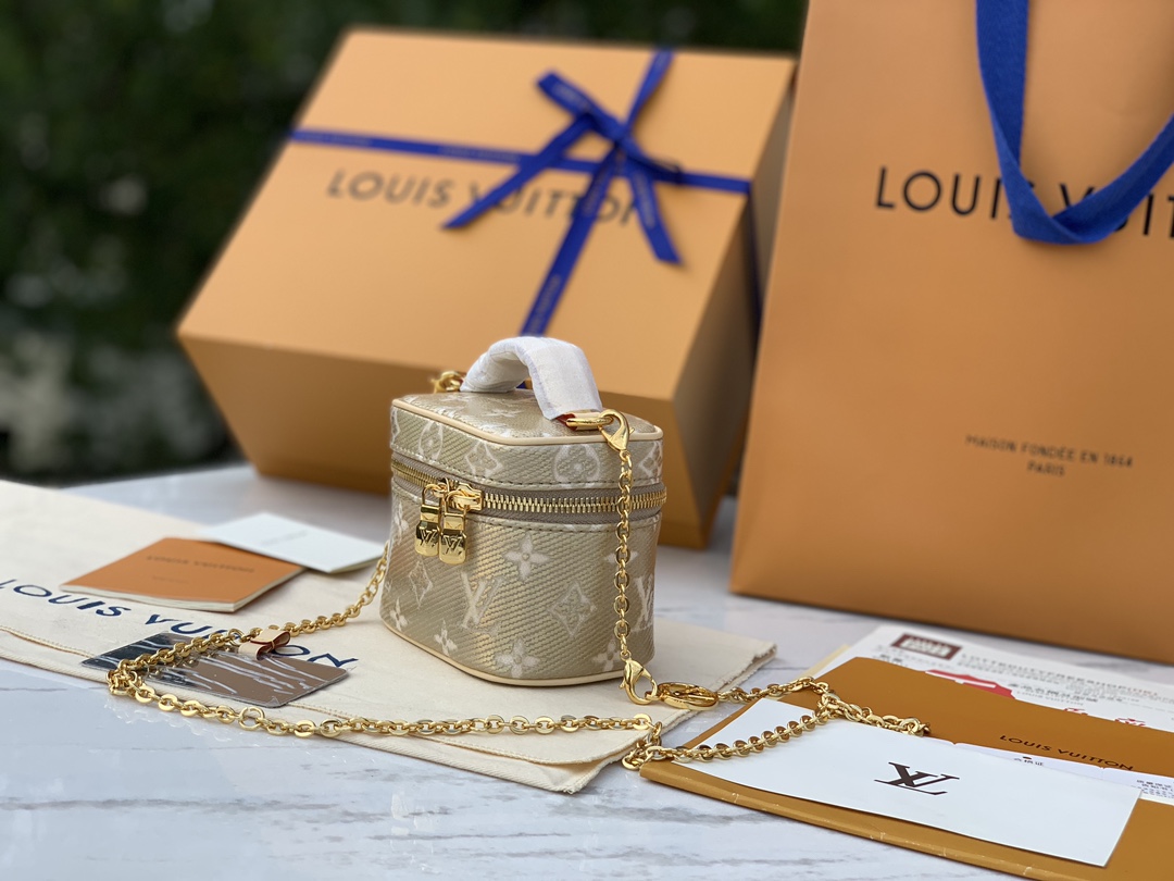 非市场普通货 进口皮料半钢五金尺寸: 11×10× 8cm 渠道出货，最新款 ！LV Micro Van