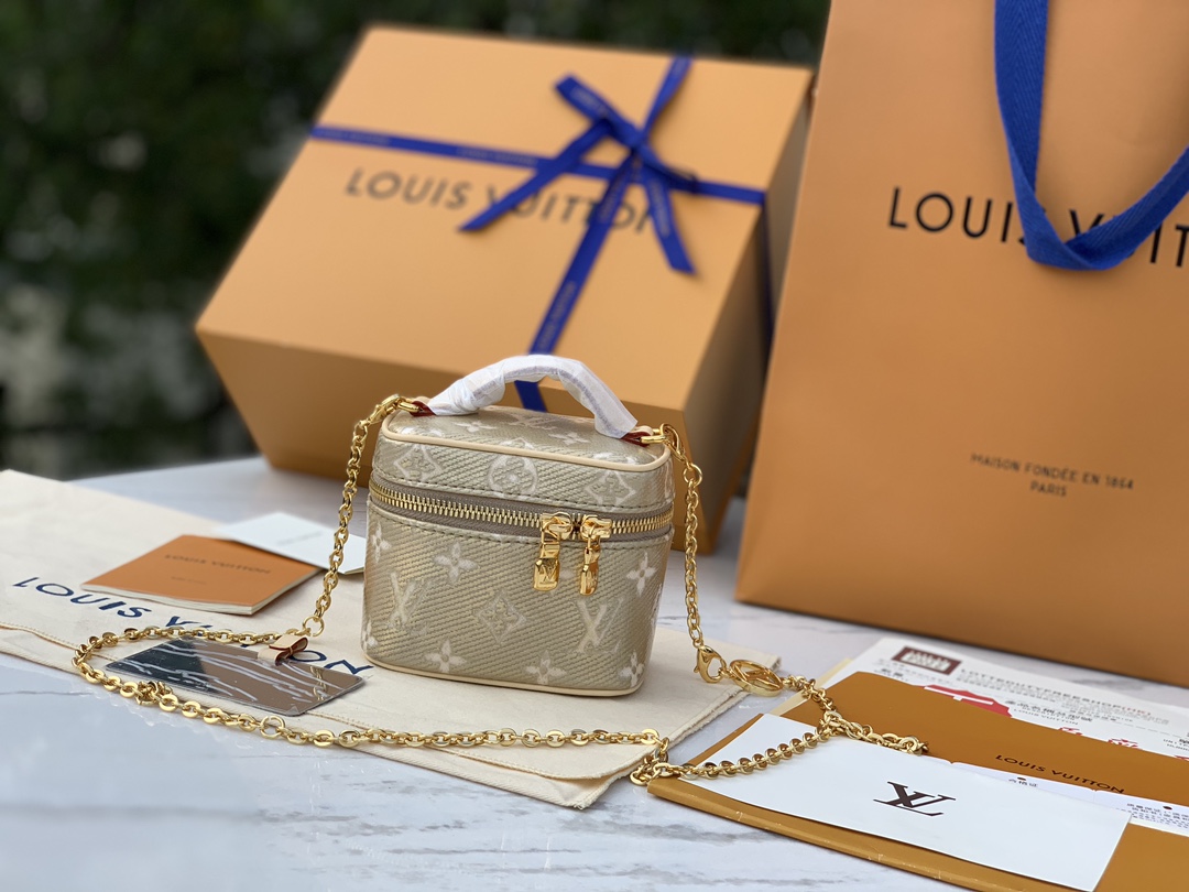 非市场普通货 进口皮料半钢五金尺寸: 11×10× 8cm 渠道出货，最新款 ！LV Micro Van