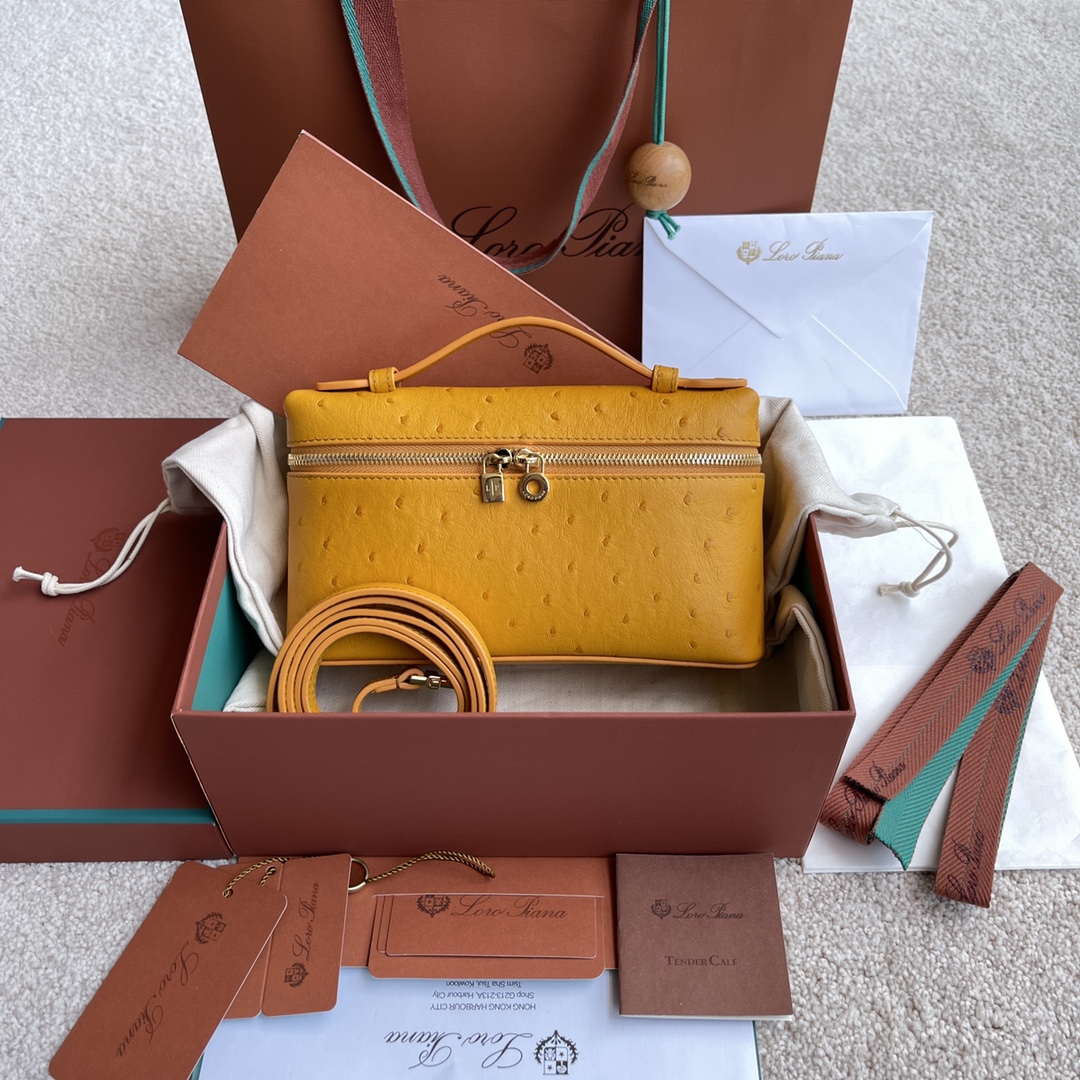 NO:198163,~(Not available for packaging) Extra Pocket L Ostrich Pattern Series #Amber [Imported original leather   pure steel gold hardware] Calfskin ostrich pattern production main material ~ Sheepskin lining # The wide opening bag is made of butter-like soft calfskin. It comes with removable shoulder straps to create a versatile mini bag. Two-way zipper opening, height 11cm*width 19cm*deep 6.5cm. Calfskin/item number: FAN, LP, loro piana, mini bags, cowhide, sheepskin19860909～(不配包装) Extra Pocket L 鸵鸟纹系列#琥珀色【进口原厂皮 纯钢金色五金】 小牛皮驼鸟纹制作主体材质~羊皮里料# 宽开口小袋采用如黄油般柔软的小牛皮打造.随附可拆卸肩带,可打造出百搭迷你包袋.双向拉链开口, 高度11cm*宽度19cm*深度6.5cm. 小牛皮/货号:FAN,LP,loro piana,mini bags,cowhide,sheepskin,Bag