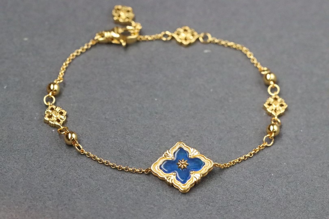 NO:101105,Brachiti Palace Fengting Blue Agate Four Grass Leaves Double-Side Bracelet Opera Tulle Series, inlaid with blue agate, blending the iconic elements and colored gemstones of Chebrati. The designs are based on the outline of the Cathedral of the Four Penns descent of the Roman Cathedral, the rose windows above the entrance of the castle of Bucas, and the decorative patterns on the top of the pillars of the Governor of Yivi and Nice., Bucail, bracelet19860909布拉契提 宫风廷 蓝玛瑙四草叶双面 手链 Opera Tulle系作列品,镶嵌蓝玛瑙、融合了契布拉提的志标性元素与色彩宝石,设分计别借了鉴罗马四喷圣泉卡罗教堂顶穹的轮廓、布卡斯的城堡入主口上方玫的瑰花窗、以威及尼斯督总宫柱顶的饰装图案.,布契拉,bracelet,Jewelry