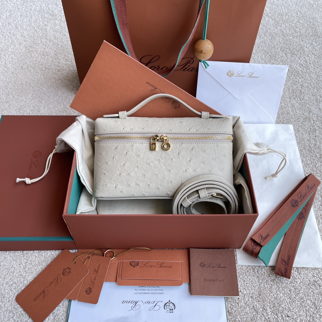 NO:205626,~(Not available for packaging) Extra Pocket L Ostrich Pattern Series # Light Gray [Imported Original Leather   Pure Steel Gold Hardware] Calfskin Ostrich Pattern Making Main Material ~ Sheepskin Lining# The wide opening bag is made of butter-like soft calfskin. It comes with removable shoulder straps to create a versatile mini bag. Two-way zipper opening, height 11cm*width 19cm*deep 6.5cm. Calfs / Item No.: FAN, LP, loro piana, mini bags, cowhide, sheepskin19860909～(不配包装) Extra Pocket L 鸵鸟纹系列#浅石灰色【进口原厂皮 纯钢金色五金】 小牛皮鸵鸟纹制作主体材质~羊皮里料# 宽开口小袋采用如黄油般柔软的小牛皮打造.随附可拆卸肩带,可打造出百搭迷你包袋.双向拉链开口, 高度11cm*宽度19cm*深度6.5cm. 小牛皮/货号:FAN,LP,loro piana,mini bags,cowhide,sheepskin,Bag