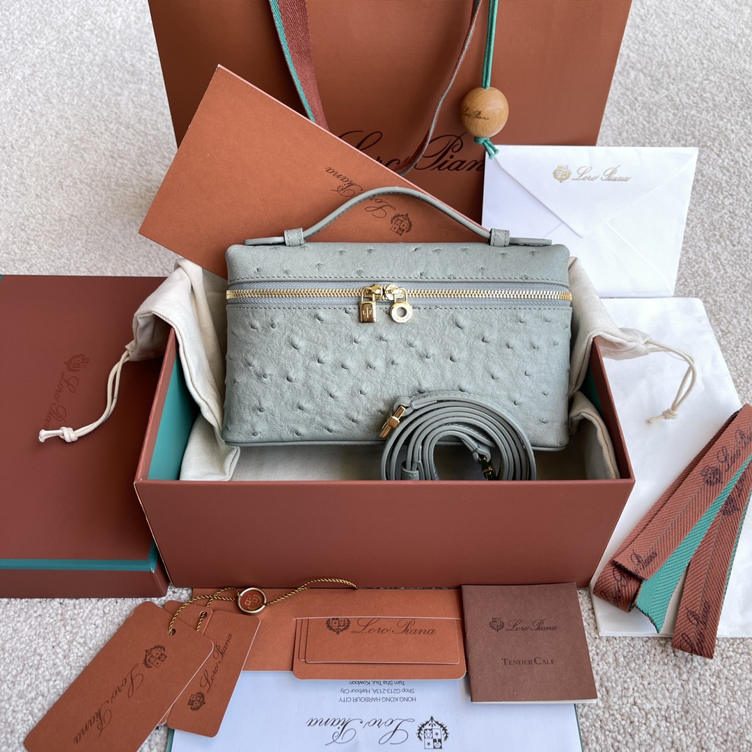 NO:198169,~(Not available for packaging) Extra Pocket L Ostrich Pattern Series #Eucalyptus Color [Imported Original Leather   Pure Steel Gold Hardware] Calfskin Ostrich Pattern Making Main Material ~ Sheepskin Lining# The wide opening bag is made of butter-like soft calfskin. It comes with removable shoulder straps to create a versatile mini bag. Two-way zipper opening, height 11cm*width 19cm*deep 6.5cm. Calfskin/item number: FAN, LP, loro piana, mini bags, cowhide, sheepskin19860909～(不配包装) Extra Pocket L 鸵鸟纹系列#桉树色【进口原厂皮 纯钢金色五金】 小牛皮鸵鸟纹制作主体材质~羊皮里料# 宽开口小袋采用如黄油般柔软的小牛皮打造.随附可拆卸肩带,可打造出百搭迷你包袋.双向拉链开口, 高度11cm*宽度19cm*深度6.5cm. 小牛皮/货号:FAN,LP,loro piana,mini bags,cowhide,sheepskin,Bag