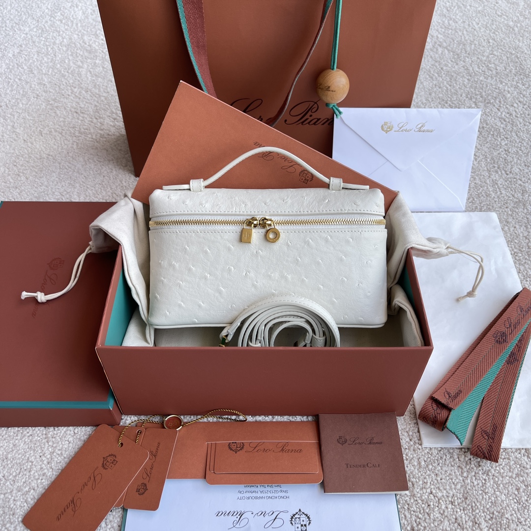 NO:198175,~(Not available for packaging) Extra Pocket L Ostrich Pattern Series #Tender White [Imported Original Leather   Pure Steel Gold Hardware] Calfskin Ostrich Pattern Making Main Material ~ Sheepskin Lining# The wide opening bag is made of butter-like soft calfskin. It comes with removable shoulder straps to create a versatile mini bag. Two-way zipper opening, height 11cm*width 19cm*deep 6.5cm. Calfskin/item number: FAN, LP, loro piana, mini bags, cowhide, sheepskin19860909～(不配包装) Extra Pocket L 鸵鸟纹系列#嫩白色【进口原厂皮 纯钢金色五金】 小牛皮鸵鸟纹制作主体材质~羊皮里料# 宽开口小袋采用如黄油般柔软的小牛皮打造.随附可拆卸肩带,可打造出百搭迷你包袋.双向拉链开口, 高度11cm*宽度19cm*深度6.5cm. 小牛皮/货号:FAN,LP,loro piana,mini bags,cowhide,sheepskin,Bag