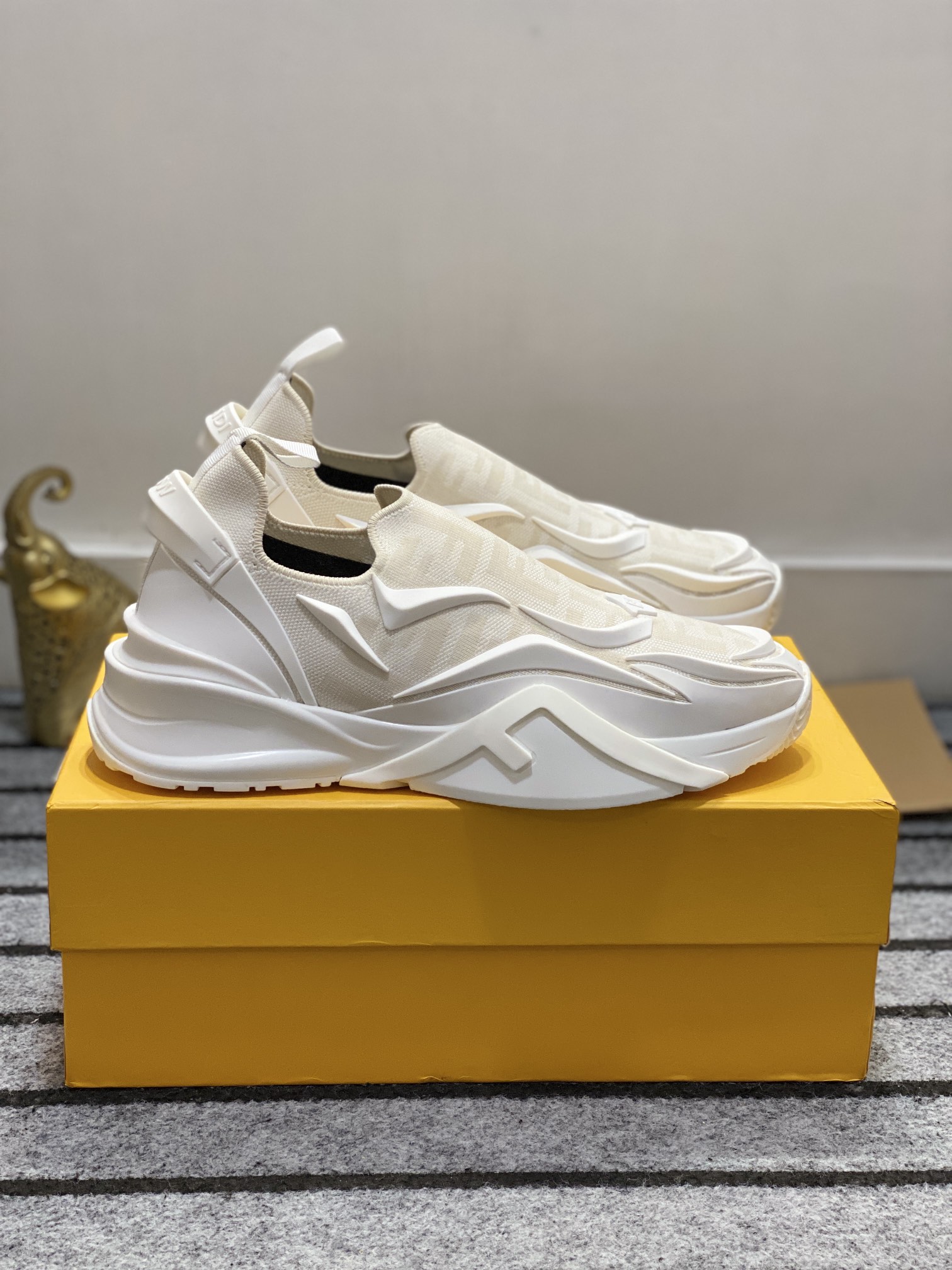 NO:272744,[Real Price] Original single-quality Fendi~ New spring and summer men's sneakers, the original version is replicated one by one, with a corrugated sole engraved with F. The heel is decorated with a stylus Fendi Flow. The upper is made of high-tech knitted mixed material. FF pattern glue dripping process, ultra-light wear-resistant EVA sole. Size38-44 (45 customization, fendi, fendi, sneakers19860909【实价】原单品质芬迪~春夏新品男士一脚蹬运动鞋,原版一比一复刻,刻有F的波纹鞋底.鞋跟饰有凸纹Fendi Flow字样.鞋面采用高科技针织混合材质.FF图案滴胶工艺,超轻耐磨EVA鞋底.Size38-44（45定制,,fendi,fendi,sneakers,Men's shoes