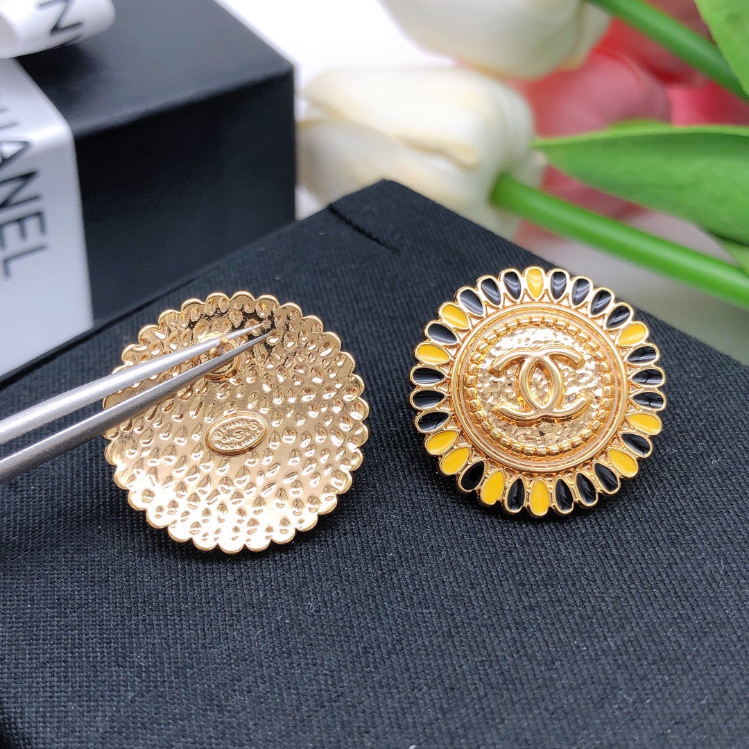 编号XED0543
早秋新款 高级手工坊富婆配饰
纽扣浮雕字母双c圆形耳钉