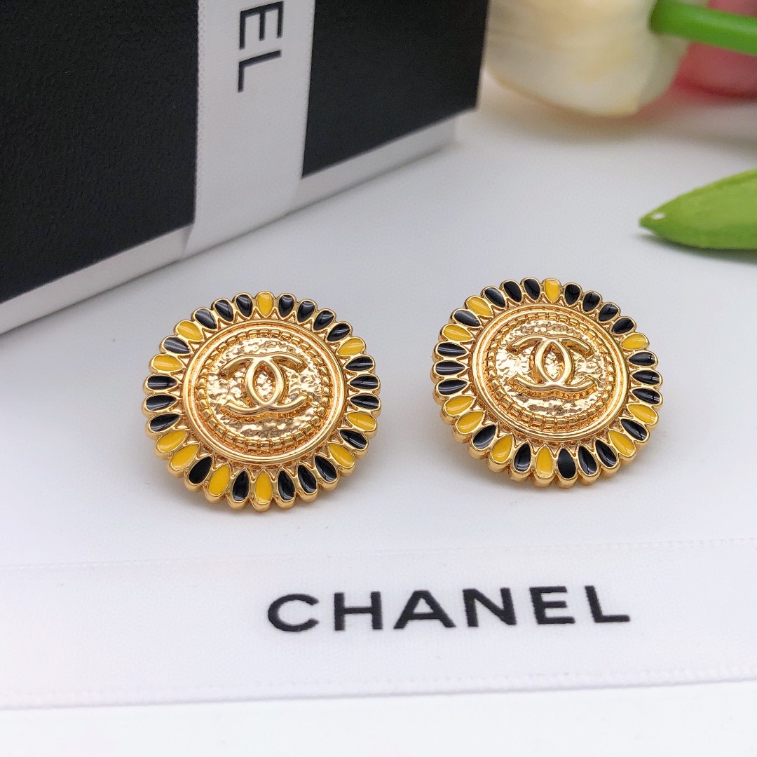 编号XED0543
早秋新款 高级手工坊富婆配饰
纽扣浮雕字母双c圆形耳钉