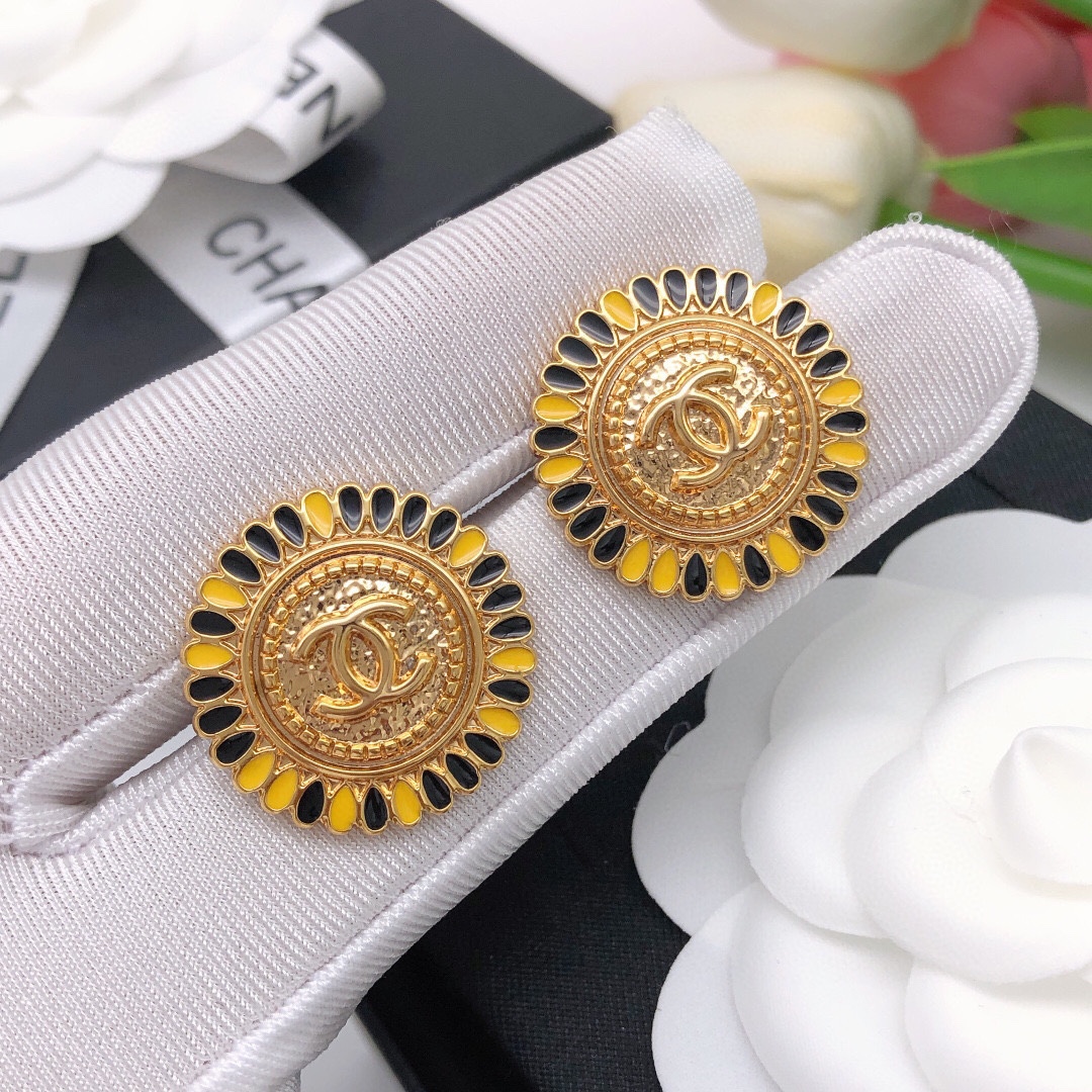 编号XED0543
早秋新款 高级手工坊富婆配饰
纽扣浮雕字母双c圆形耳钉