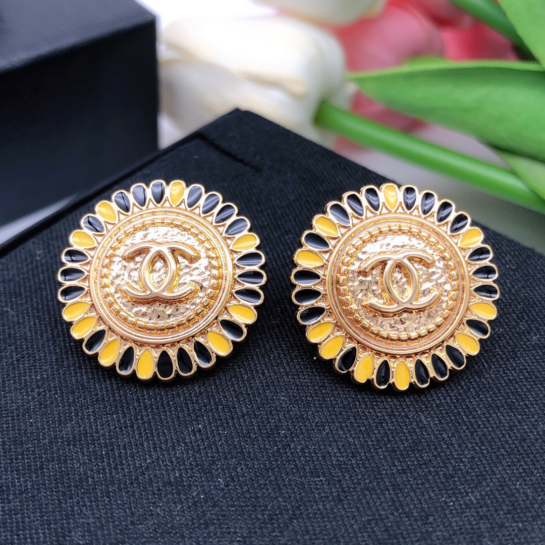 编号XED0543
早秋新款 高级手工坊富婆配饰
纽扣浮雕字母双c圆形耳钉