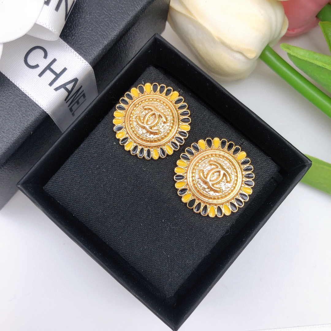 编号XED0543
早秋新款 高级手工坊富婆配饰
纽扣浮雕字母双c圆形耳钉