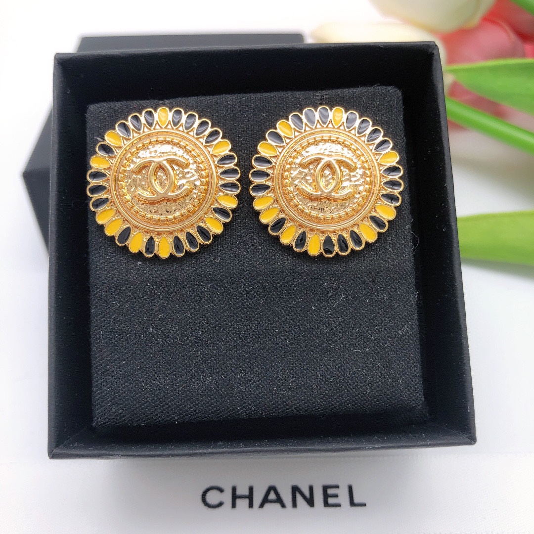 编号XED0543
早秋新款 高级手工坊富婆配饰
纽扣浮雕字母双c圆形耳钉