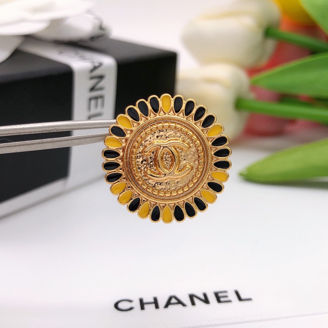 编号XED0543
早秋新款 高级手工坊富婆配饰
纽扣浮雕字母双c圆形耳钉