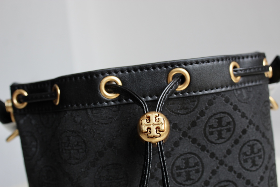 Tory Burch ～ Tory burch黑色老花水桶包 提花编织布料纹理丰富 可调可拆卸斜挎单肩肩带