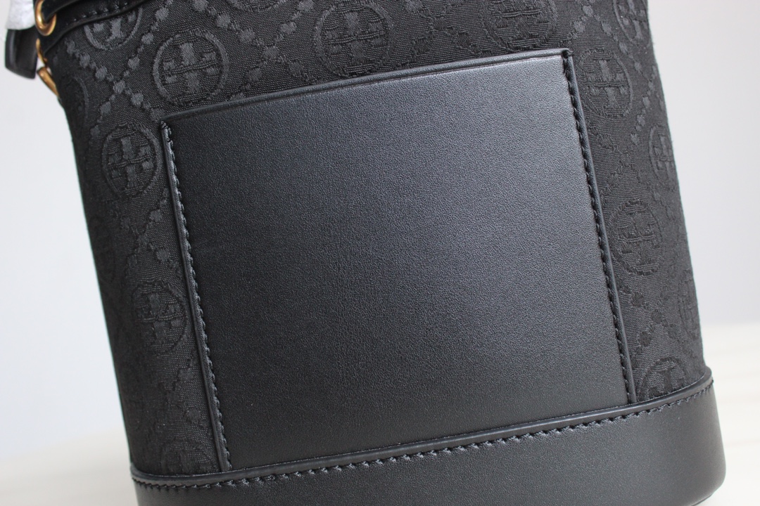 Tory Burch ～ Tory burch黑色老花水桶包 提花编织布料纹理丰富 可调可拆卸斜挎单肩肩带