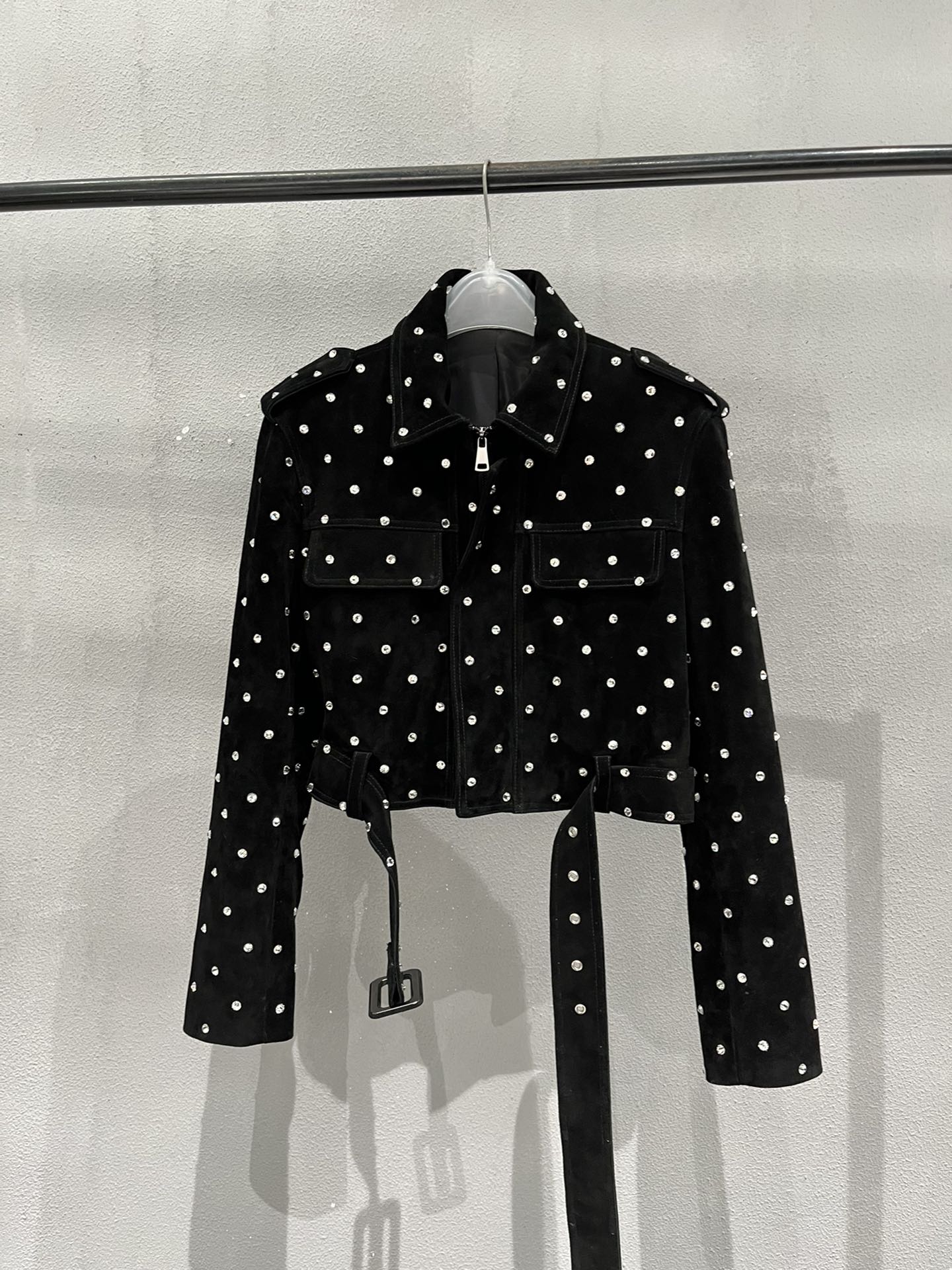 NO:677548,,Balmain women's goatskin suede high-temperature drilling process motorcycle jacket, the drilling is very strong, don't worry about falling off. Short design, the upper body is slim and super handsome, all zippers are Balmain with logo pullers.,Balmain-clothing,balmain,jackets & coats,sheepskin,19860909,巴尔曼女款山羊皮绒面高温烫钻工艺机车外套,钻很牢固,不要担心掉.短款设计,上身显瘦超级帅气,大货拉链全部巴尔曼带logo拉头.,巴尔曼-服装,balmain,jackets & coats,sheepskin,,Women's clothing