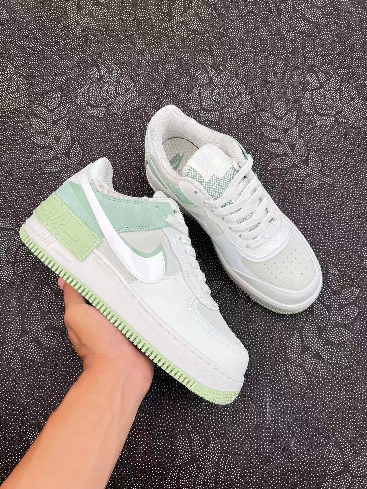 260💰
Nike Af1 Low 马卡龙 薄荷绿配色

size：35.5-44.5 VF代工厂原盒 ！
整体配色采用灰绿色，像哈密瓜，非常有夏日气息感，配色简约清新，搭配鞋身多处皆为成对设计的耐克标志，打造多层次感设计！

支持得物App/识货App鉴定 
支持90 天无理由售后