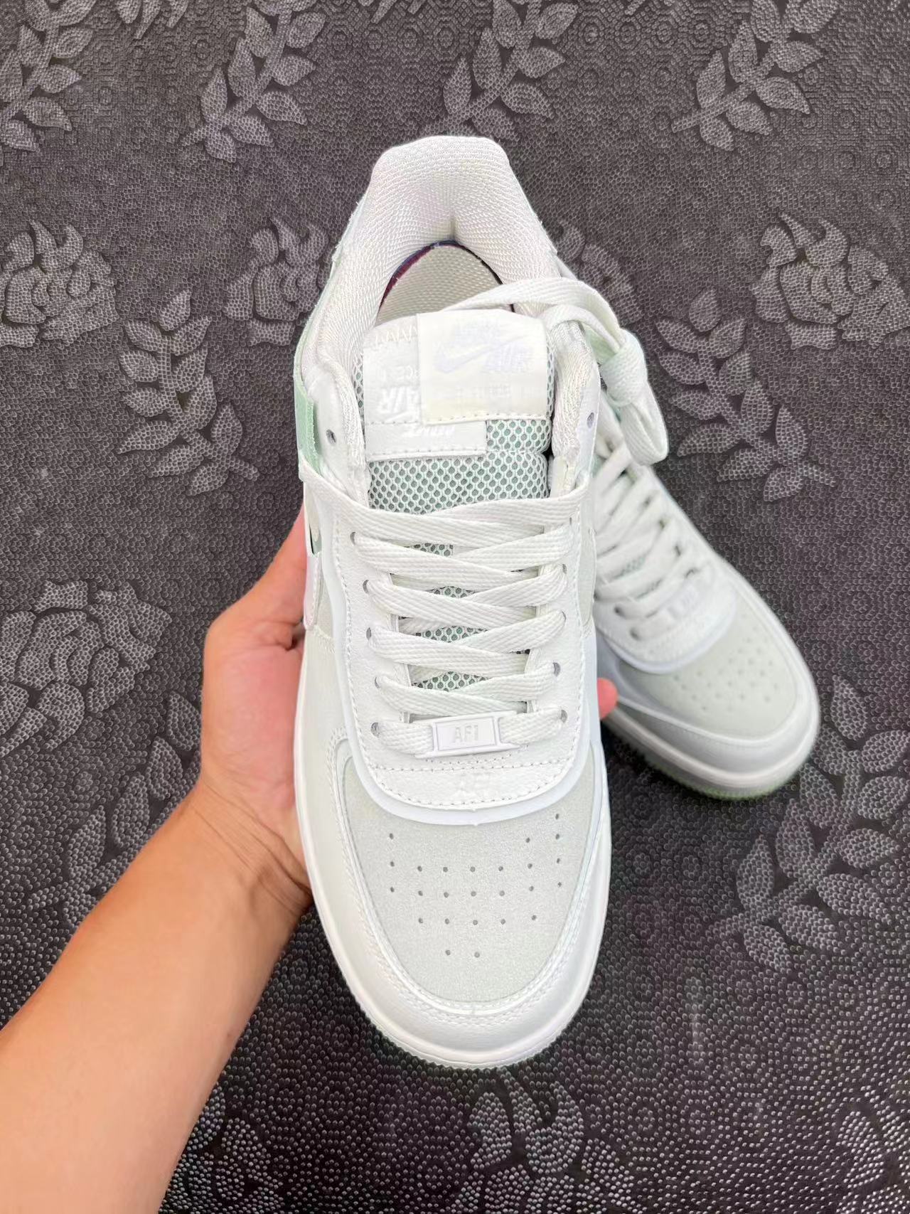 260💰
Nike Af1 Low 马卡龙 薄荷绿配色

size：35.5-44.5 VF代工厂原盒 ！
整体配色采用灰绿色，像哈密瓜，非常有夏日气息感，配色简约清新，搭配鞋身多处皆为成对设计的耐克标志，打造多层次感设计！

支持得物App/识货App鉴定 
支持90 天无理由售后