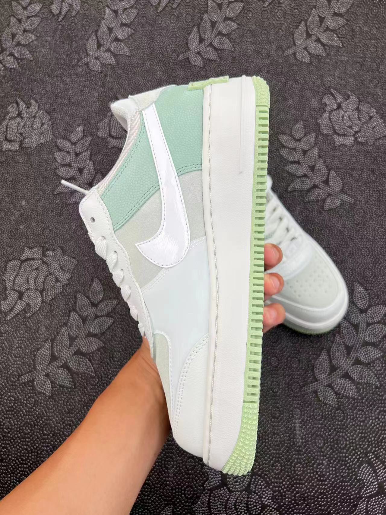 260💰
Nike Af1 Low 马卡龙 薄荷绿配色

size：35.5-44.5 VF代工厂原盒 ！
整体配色采用灰绿色，像哈密瓜，非常有夏日气息感，配色简约清新，搭配鞋身多处皆为成对设计的耐克标志，打造多层次感设计！

支持得物App/识货App鉴定 
支持90 天无理由售后