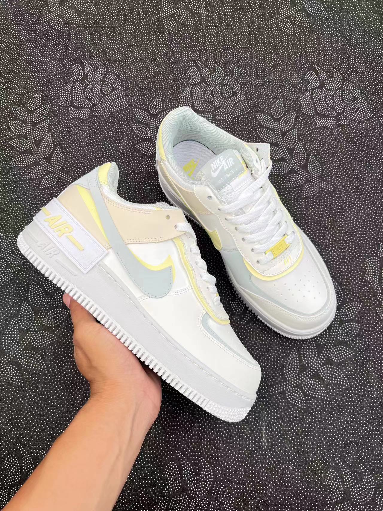 260💰
Nike Af1 Low 马卡龙 奶油白配色🔥

size：35.5-44.5 VF代工厂原盒！
重叠解构设计的空军，豆沙灰绿和淡黄色组成的双钩，柔和的冰淇淋奶油色调，整体配色方案很小清新，一年四季穿着都很适合！

支持得物App/识货App鉴定 
支持90 天无理由售后