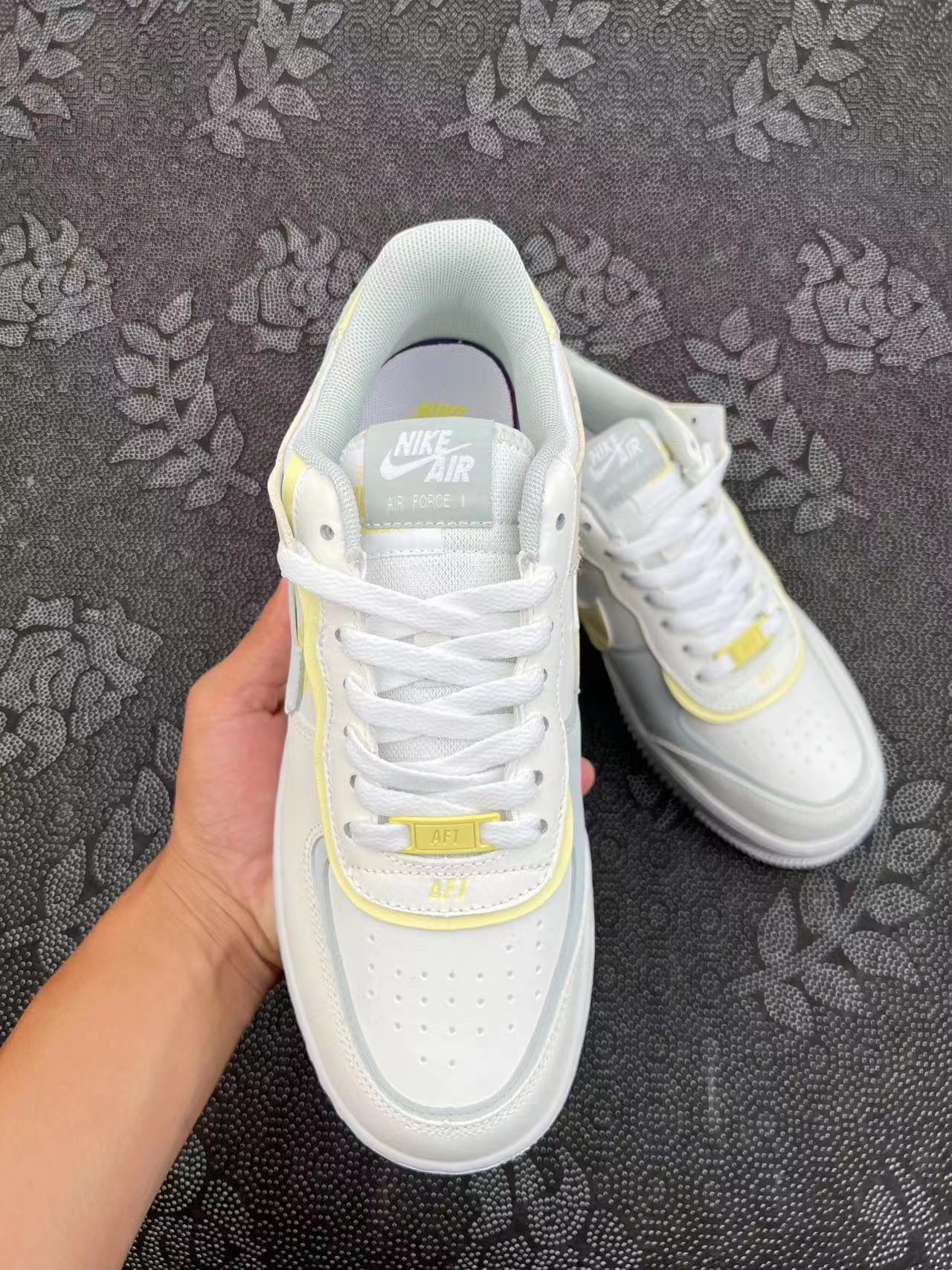 260💰
Nike Af1 Low 马卡龙 奶油白配色🔥

size：35.5-44.5 VF代工厂原盒！
重叠解构设计的空军，豆沙灰绿和淡黄色组成的双钩，柔和的冰淇淋奶油色调，整体配色方案很小清新，一年四季穿着都很适合！

支持得物App/识货App鉴定 
支持90 天无理由售后