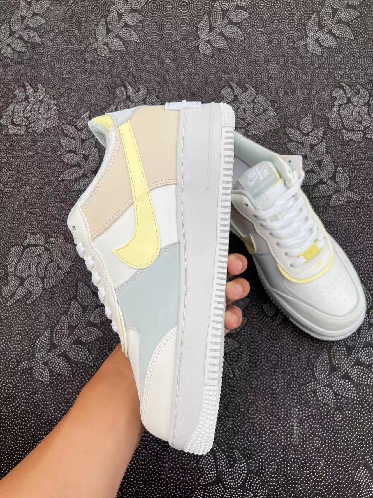 260💰
Nike Af1 Low 马卡龙 奶油白配色🔥

size：35.5-44.5 VF代工厂原盒！
重叠解构设计的空军，豆沙灰绿和淡黄色组成的双钩，柔和的冰淇淋奶油色调，整体配色方案很小清新，一年四季穿着都很适合！

支持得物App/识货App鉴定 
支持90 天无理由售后