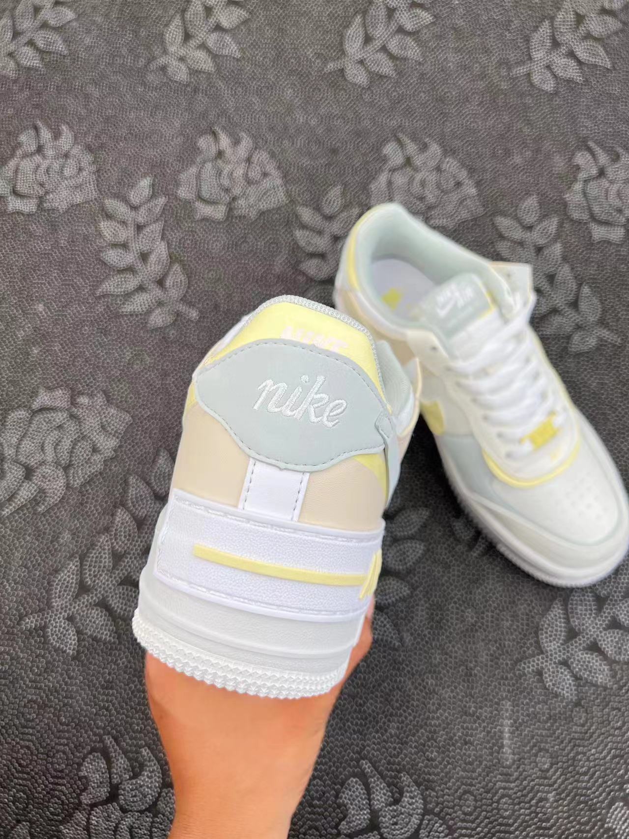 260💰
Nike Af1 Low 马卡龙 奶油白配色🔥

size：35.5-44.5 VF代工厂原盒！
重叠解构设计的空军，豆沙灰绿和淡黄色组成的双钩，柔和的冰淇淋奶油色调，整体配色方案很小清新，一年四季穿着都很适合！

支持得物App/识货App鉴定 
支持90 天无理由售后