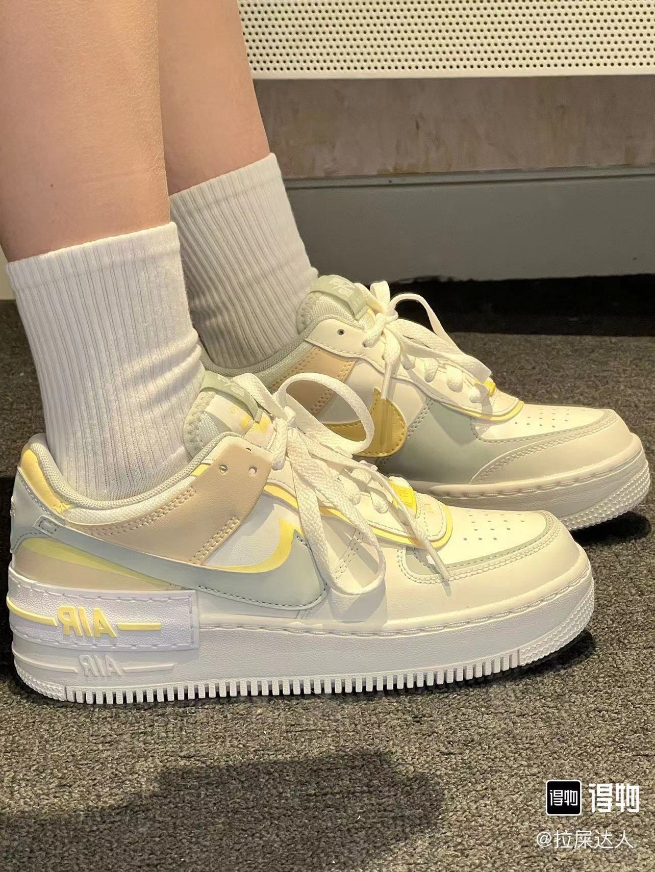 260💰
Nike Af1 Low 马卡龙 奶油白配色🔥

size：35.5-44.5 VF代工厂原盒！
重叠解构设计的空军，豆沙灰绿和淡黄色组成的双钩，柔和的冰淇淋奶油色调，整体配色方案很小清新，一年四季穿着都很适合！

支持得物App/识货App鉴定 
支持90 天无理由售后