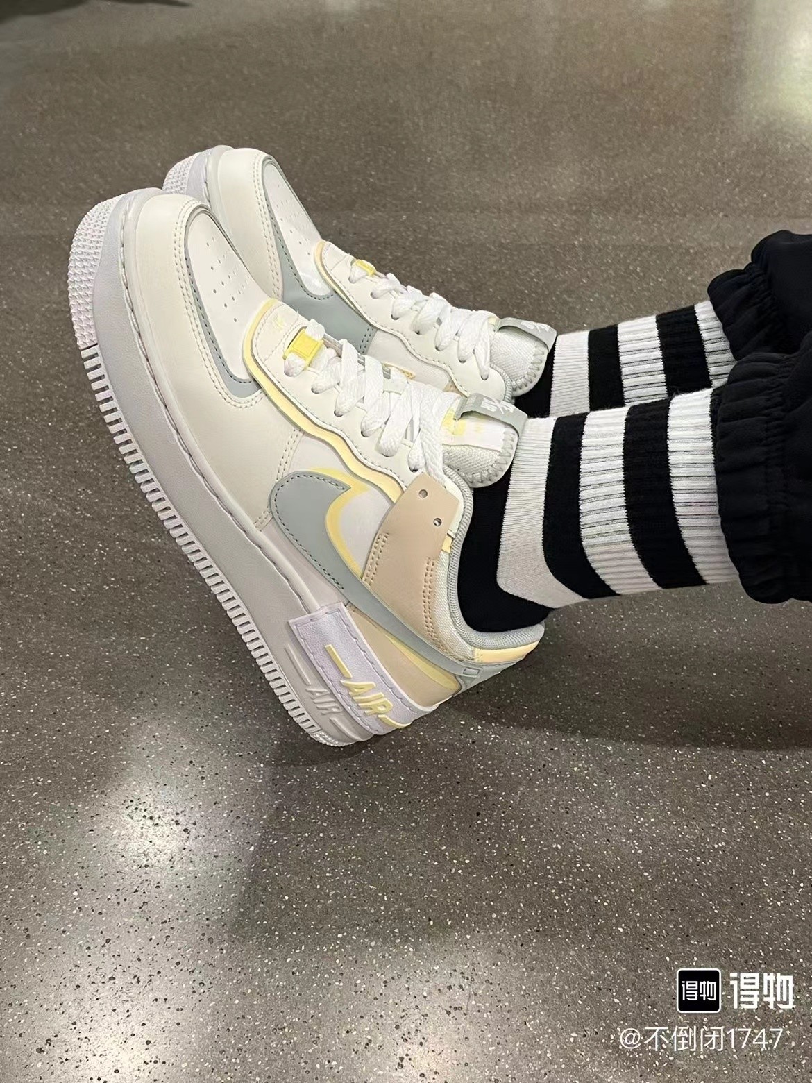 260💰
Nike Af1 Low 马卡龙 奶油白配色🔥

size：35.5-44.5 VF代工厂原盒！
重叠解构设计的空军，豆沙灰绿和淡黄色组成的双钩，柔和的冰淇淋奶油色调，整体配色方案很小清新，一年四季穿着都很适合！

支持得物App/识货App鉴定 
支持90 天无理由售后