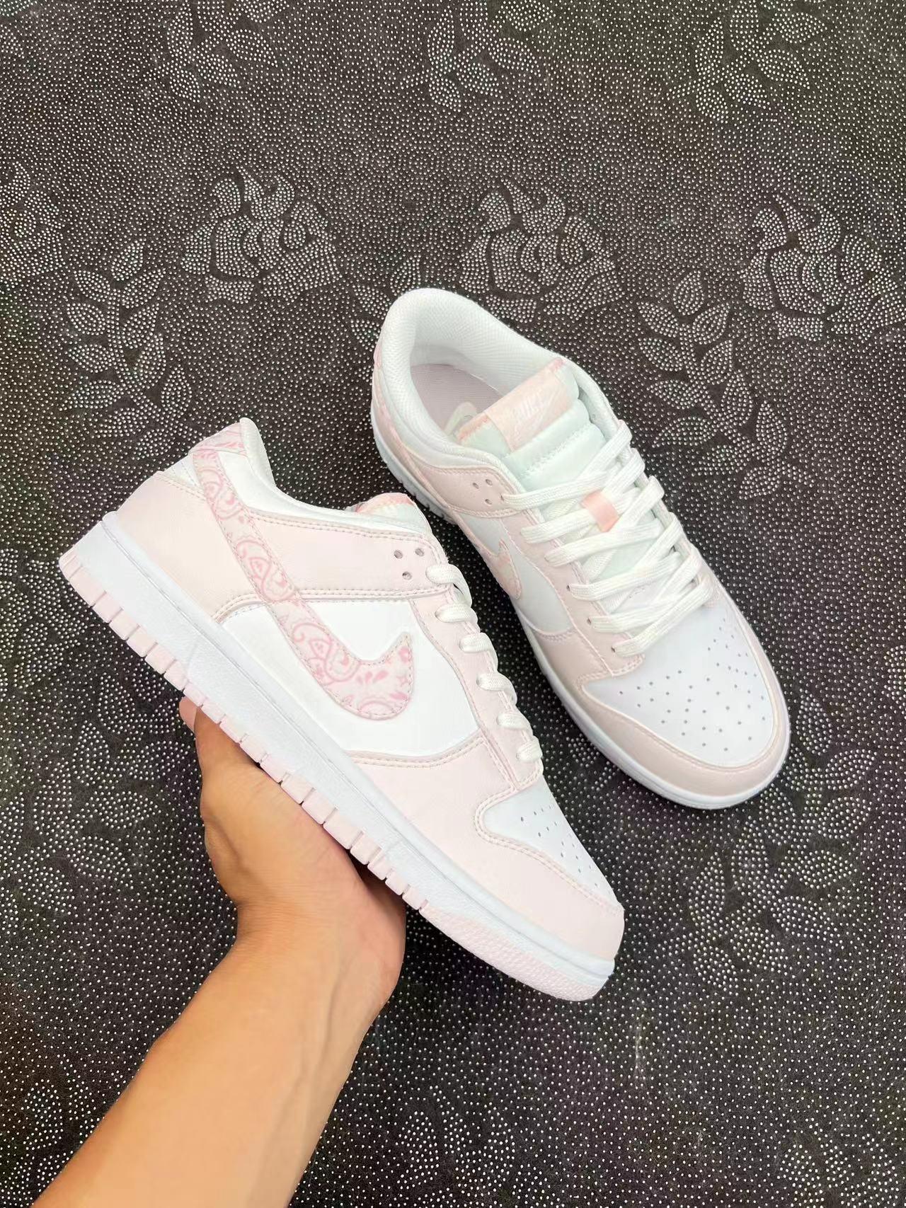 310💰
Nike Dunk Low "Pink Paisley" 低帮 板鞋珍珠粉🔥 

size：36-42 VH代工厂原盒 
鞋子本身的颜色 是非常粉嫩的
淡淡的樱花粉的感觉 不像其他图片里的那么黄Swoosh是布料的腰果花设计整双鞋就是很适合春天

支持得物App/识货App鉴定 
支持90 天无理由售后