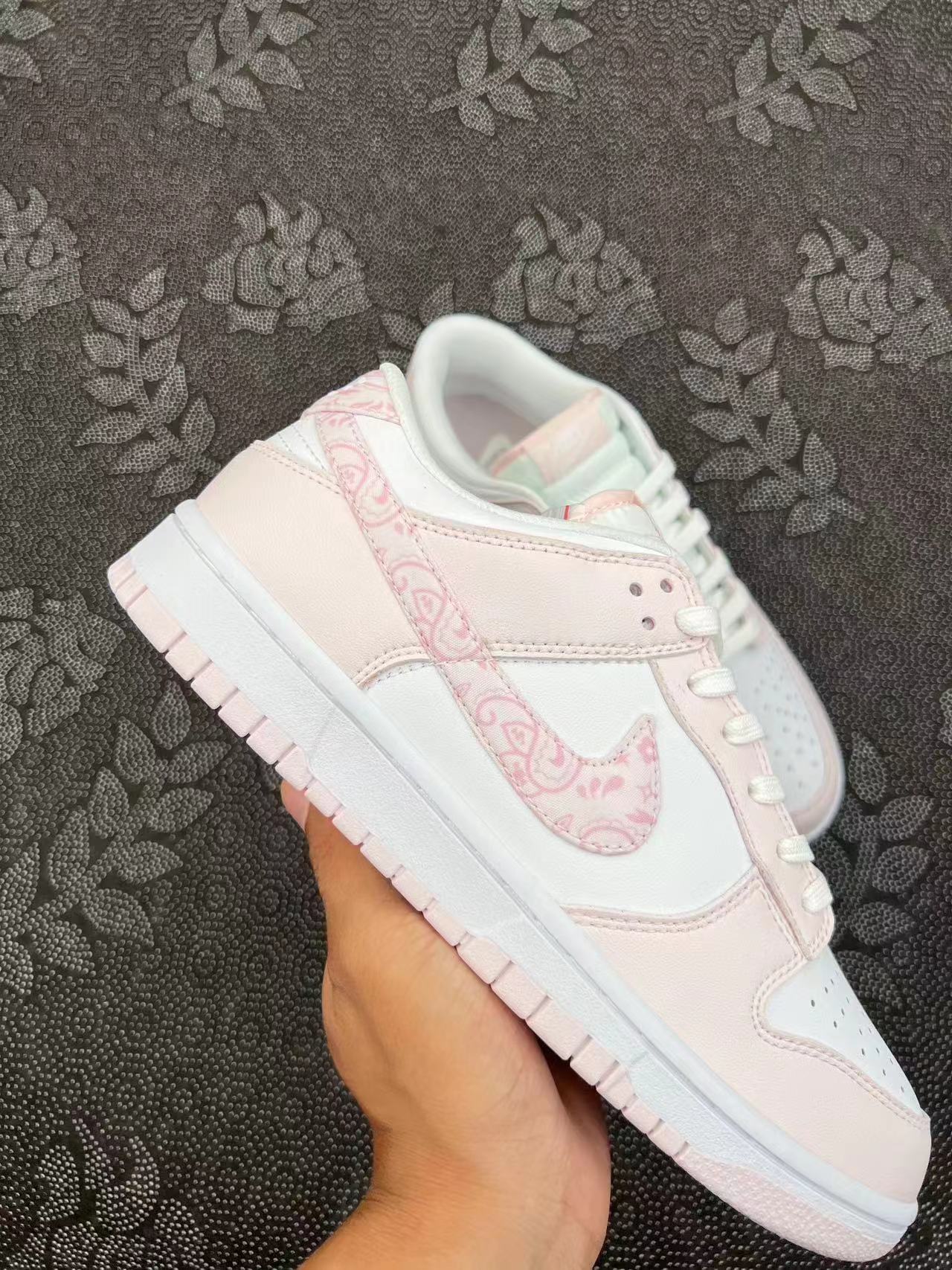 310💰
Nike Dunk Low "Pink Paisley" 低帮 板鞋珍珠粉🔥 

size：36-42 VH代工厂原盒 
鞋子本身的颜色 是非常粉嫩的
淡淡的樱花粉的感觉 不像其他图片里的那么黄Swoosh是布料的腰果花设计整双鞋就是很适合春天

支持得物App/识货App鉴定 
支持90 天无理由售后