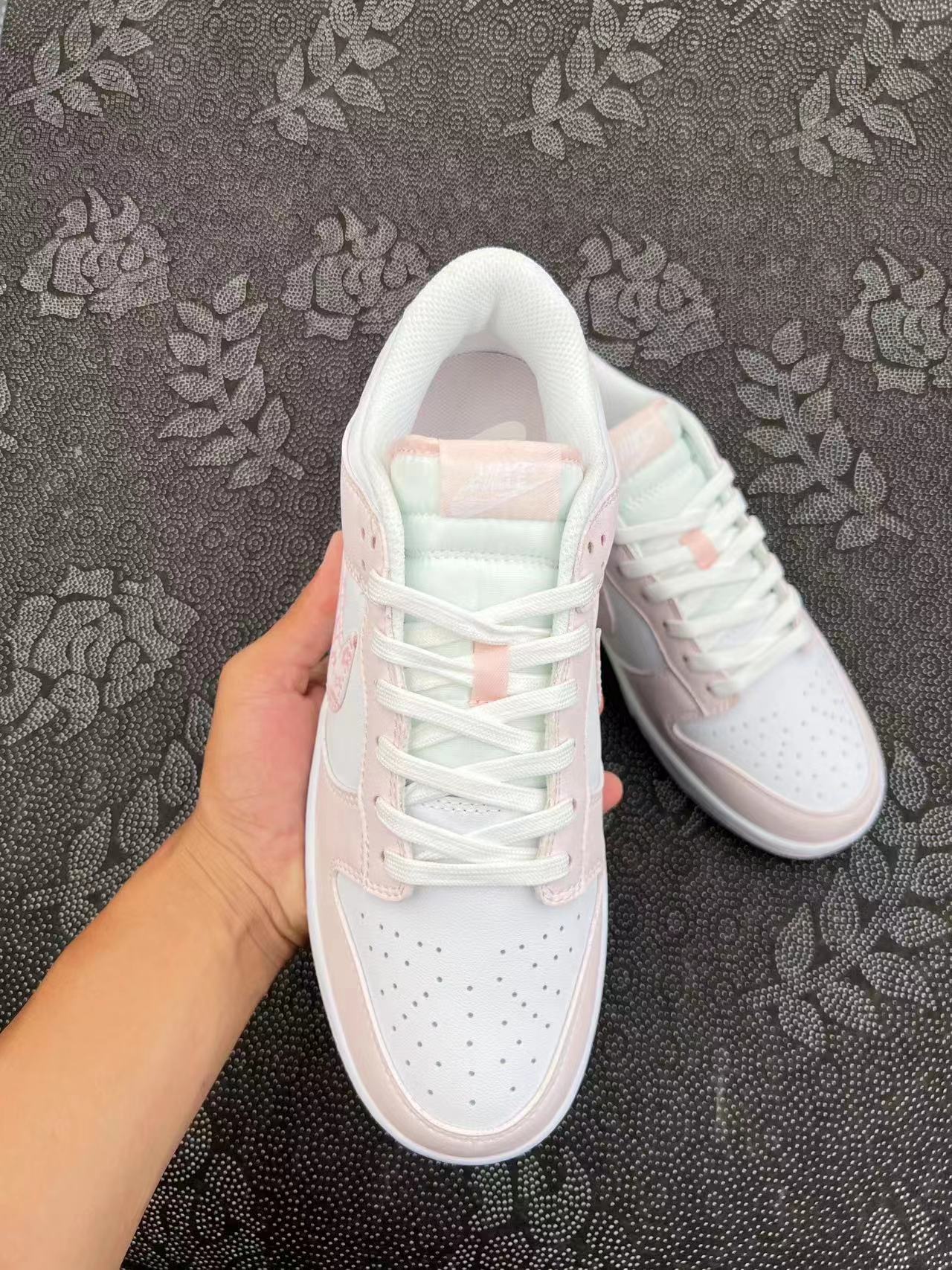 310💰
Nike Dunk Low "Pink Paisley" 低帮 板鞋珍珠粉🔥 

size：36-42 VH代工厂原盒 
鞋子本身的颜色 是非常粉嫩的
淡淡的樱花粉的感觉 不像其他图片里的那么黄Swoosh是布料的腰果花设计整双鞋就是很适合春天

支持得物App/识货App鉴定 
支持90 天无理由售后