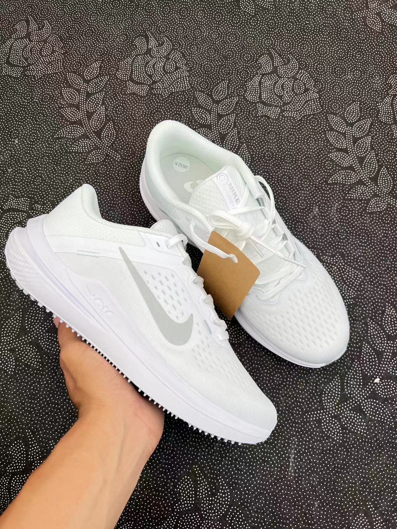 249💰
Nike Winflo 10 低帮跑步鞋 白色🔥
size：36-42.5 国内现货 少量！
工程网眼设计，强韧灵活，营造出色的触感和舒适度，带来轻盈透气体验感！中底搭载柔软泡绵，结合全掌型NikeAir缓震配置，在跑步时营造柔软舒适感！必入的跑鞋！
Xe代工厂流出 我的跑鞋放心穿
支持得物App/识货App鉴定 
支持90 天无理由售后 含质保！