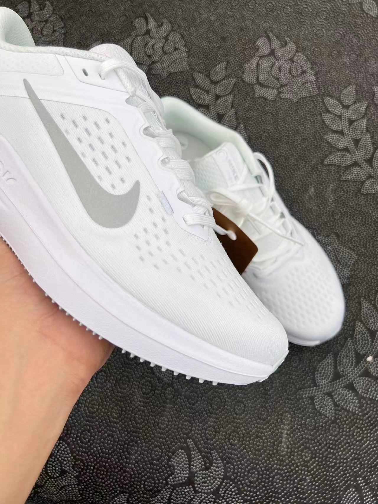 249💰
Nike Winflo 10 低帮跑步鞋 白色🔥
size：36-42.5 国内现货 少量！
工程网眼设计，强韧灵活，营造出色的触感和舒适度，带来轻盈透气体验感！中底搭载柔软泡绵，结合全掌型NikeAir缓震配置，在跑步时营造柔软舒适感！必入的跑鞋！
Xe代工厂流出 我的跑鞋放心穿
支持得物App/识货App鉴定 
支持90 天无理由售后 含质保！