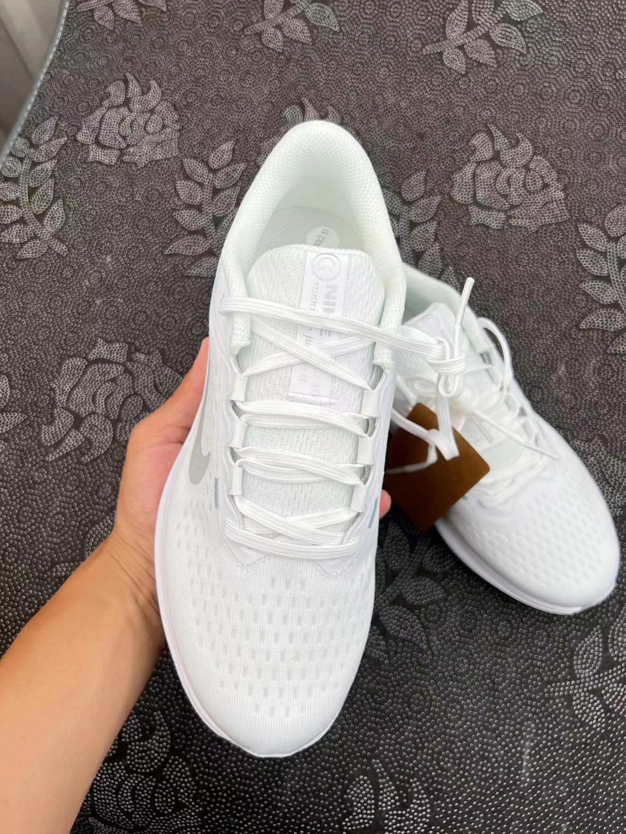 249💰
Nike Winflo 10 低帮跑步鞋 白色🔥
size：36-42.5 国内现货 少量！
工程网眼设计，强韧灵活，营造出色的触感和舒适度，带来轻盈透气体验感！中底搭载柔软泡绵，结合全掌型NikeAir缓震配置，在跑步时营造柔软舒适感！必入的跑鞋！
Xe代工厂流出 我的跑鞋放心穿
支持得物App/识货App鉴定 
支持90 天无理由售后 含质保！