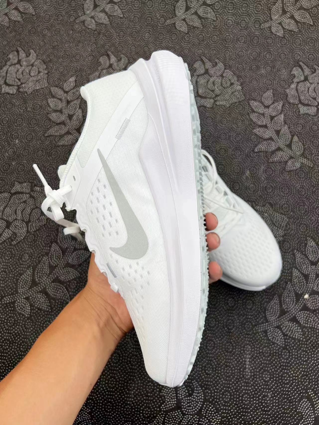 249💰
Nike Winflo 10 低帮跑步鞋 白色🔥
size：36-42.5 国内现货 少量！
工程网眼设计，强韧灵活，营造出色的触感和舒适度，带来轻盈透气体验感！中底搭载柔软泡绵，结合全掌型NikeAir缓震配置，在跑步时营造柔软舒适感！必入的跑鞋！
Xe代工厂流出 我的跑鞋放心穿
支持得物App/识货App鉴定 
支持90 天无理由售后 含质保！