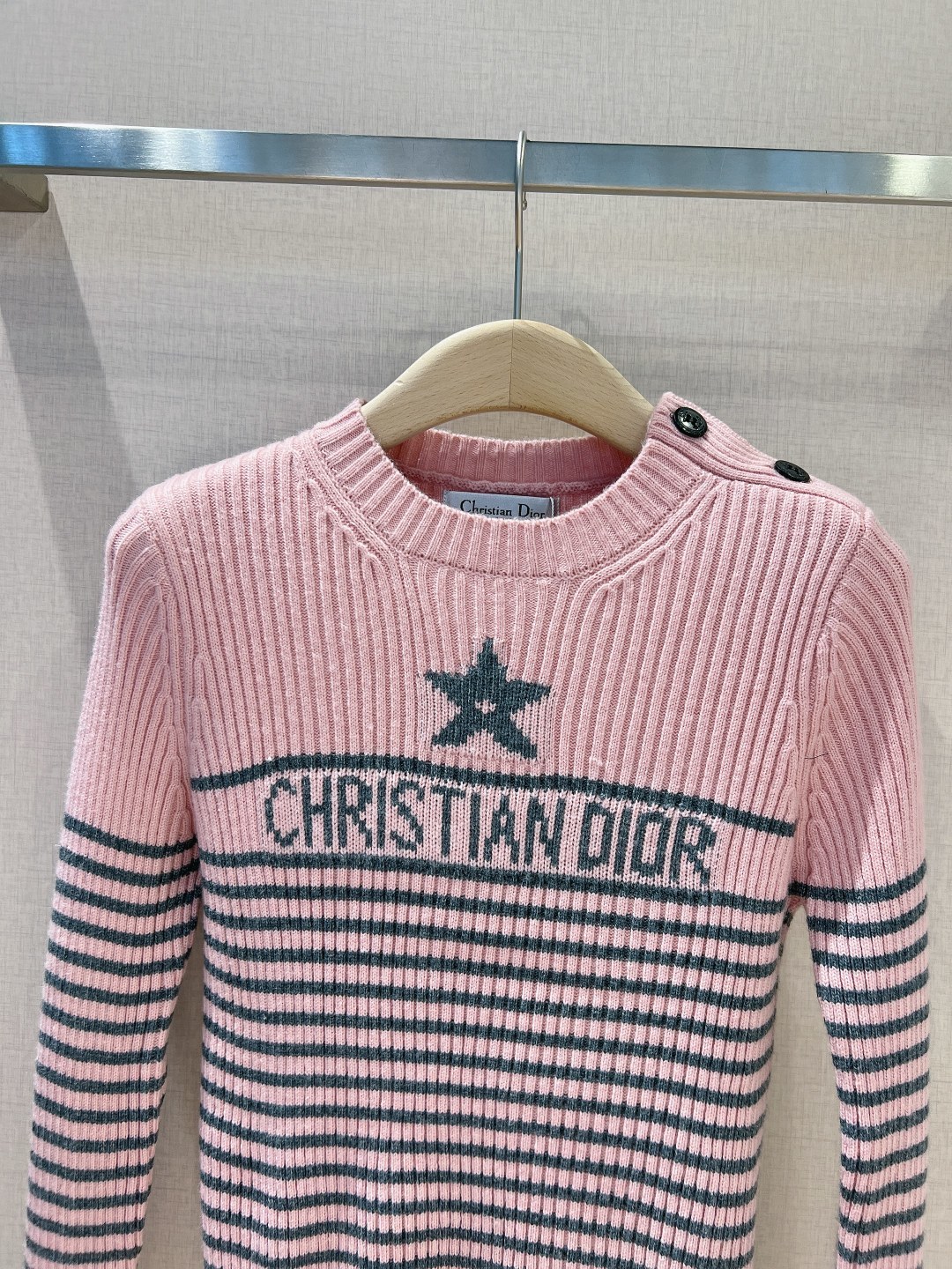 Dior迪奥秋冬新品粉色系针织上衣长袖粉灰色撞条纹超级洋气显白弹力超大包容性很强修身版型上身巨显瘦标志性