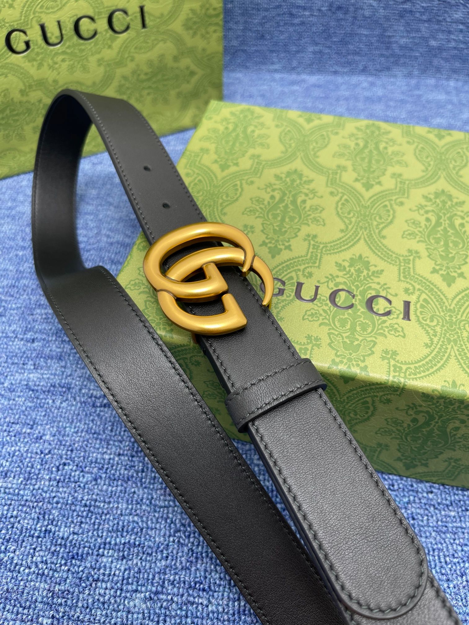 品牌古驰Gucci描述采用高级GucciSignature真皮精制而成触感厚实饰以双G商标带扣腰带为意大