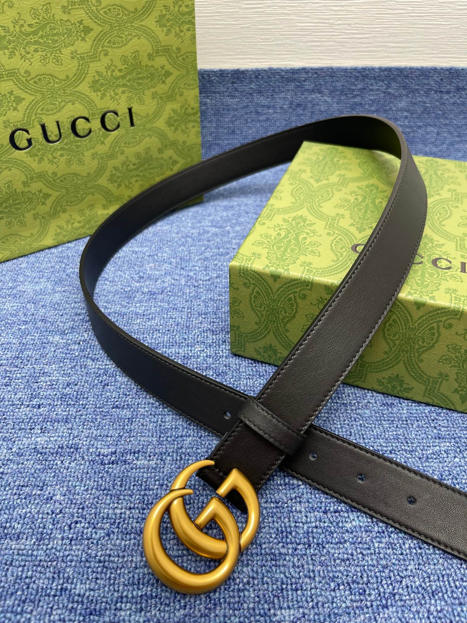 品牌古驰Gucci描述采用高级GucciSignature真皮精制而成触感厚实饰以双G商标带扣腰带为意大