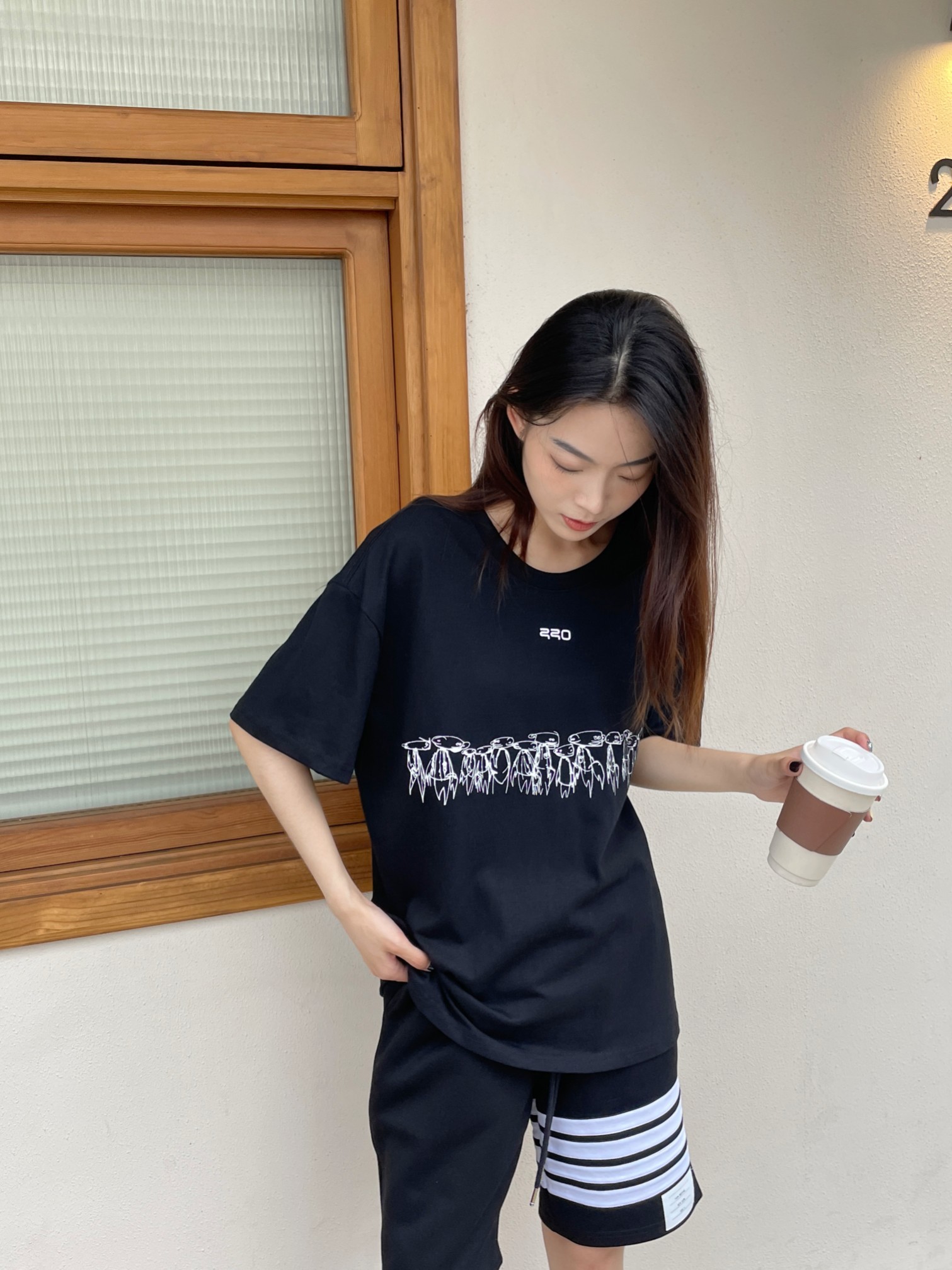 顶级版本上新💰69🔜O21#
-OFF WHITE 卡通涂鸦彩色箭头OW休闲短袖T恤情侣款-
精选手感超好的双砂棉面料,柔软亲肤宽松版型给予身体充分活动空间 无惧束缚 自由自在胸前logo印花和后背超大箭头印花都采用进口水浆料打造 彩色印花清晰有质感
上身百搭自带潮流层次 男女上身都可轻松驾驭 可搭情侣款👫超高适配度 品质超强 入手不亏的夏季最热款❗️❗️
黑色 黑色 白色
尺码 S M L XL
胸围118 122 126 130
衣长70 72 74 76
袖长20 20 21 21
肩宽56 57 58 59