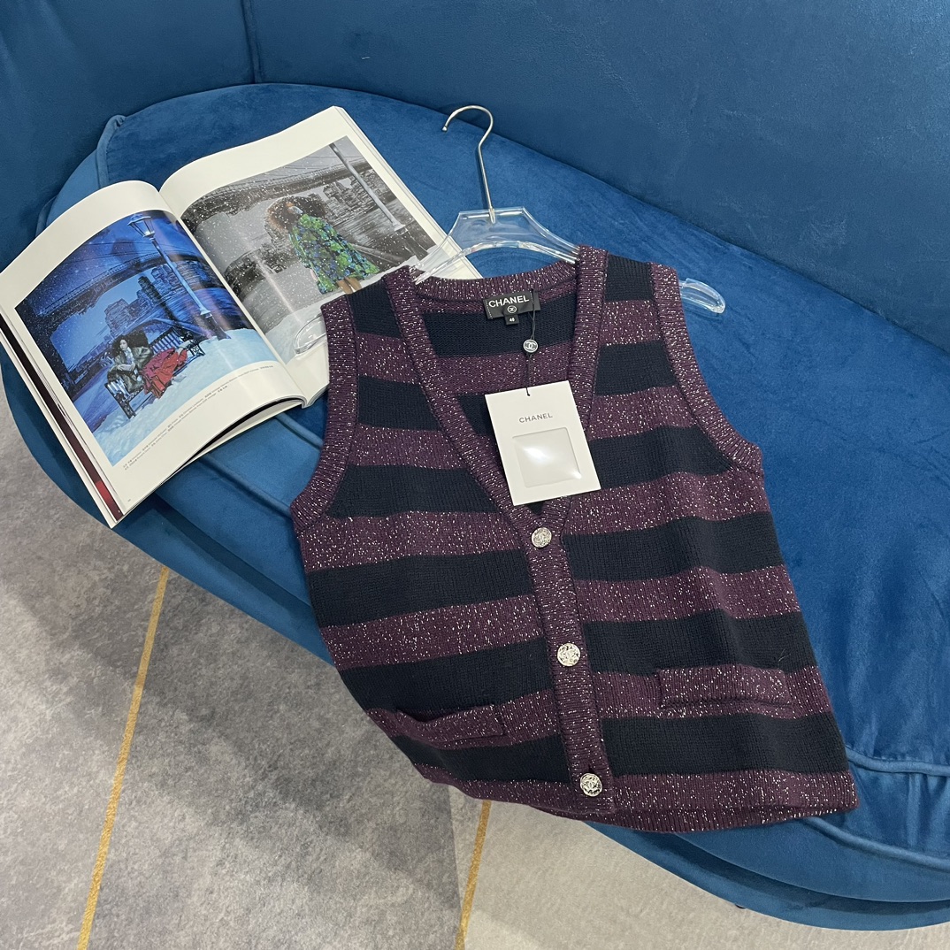 NO:316375,Chane* The new jacquard knitted cardigan has no limit on the loose fit, and the body is suitable for fat and thin. The elements are three-dimensional and exquisite. The walking little fragrance girl 1 color code SML, chanel, alexander wang19860909Chane* 新款提花针织小开衫宽松版型完全不限制身材胖瘦皆宜 元素立体精致 行走的小香女孩 1色码数SML,,chanel,alexander wang,Women's clothing