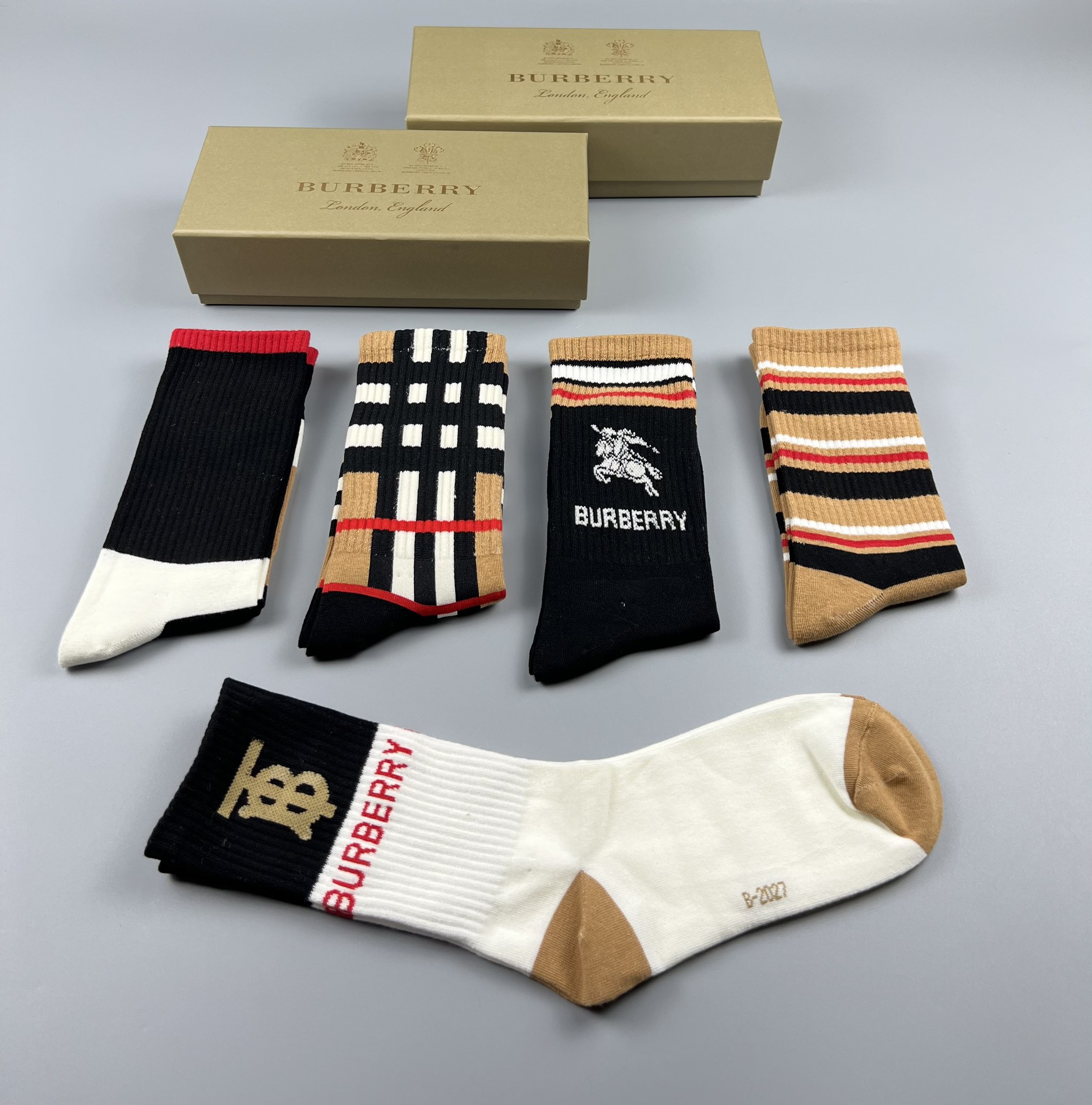 新品！官网同步Burberry（巴宝莉）秋冬季新款[色]中筒袜、纯棉质量、200针密度、吸汗性强、简单大