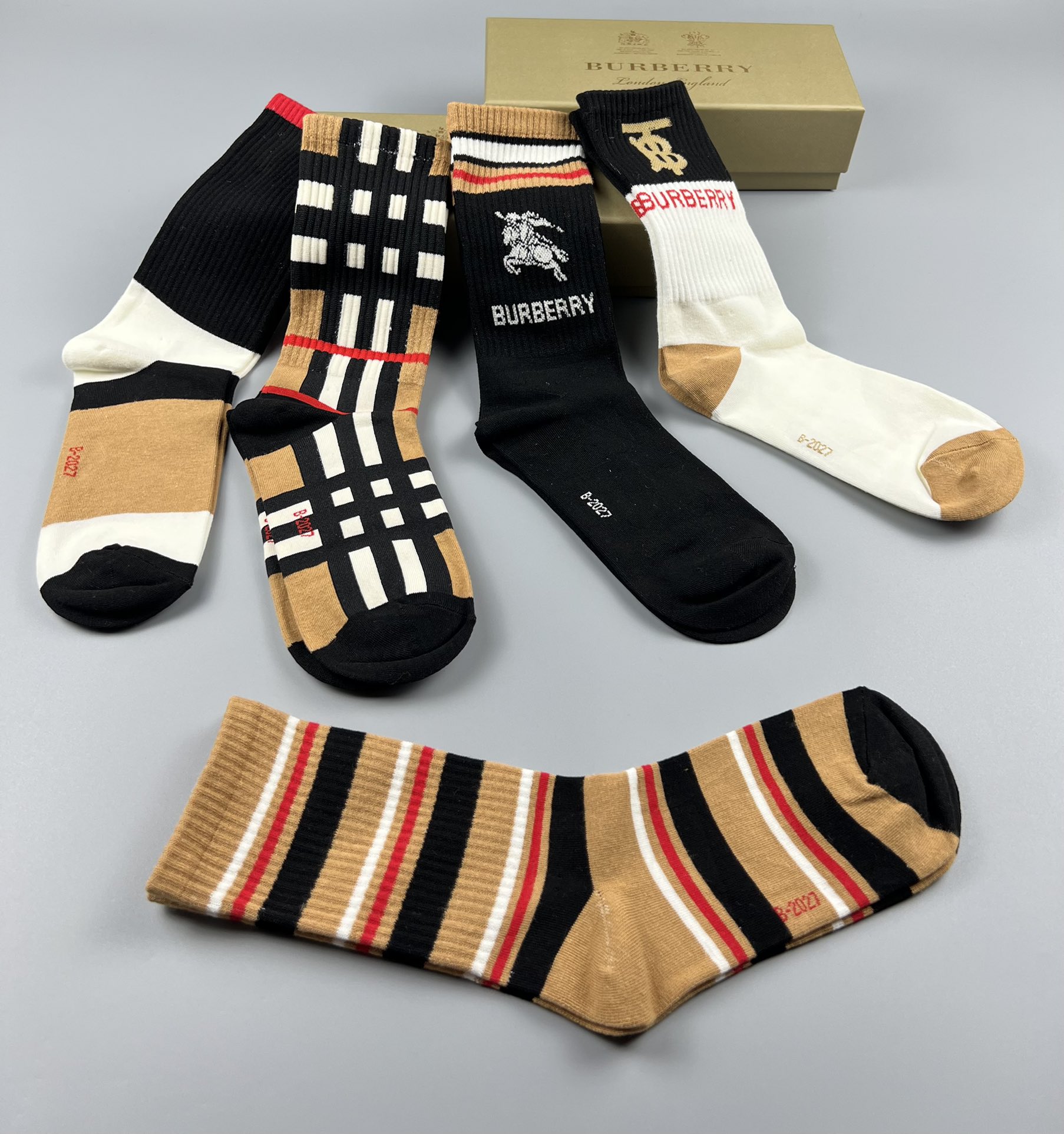 新品！官网同步Burberry（巴宝莉）秋冬季新款[色]中筒袜、纯棉质量、200针密度、吸汗性强、简单大