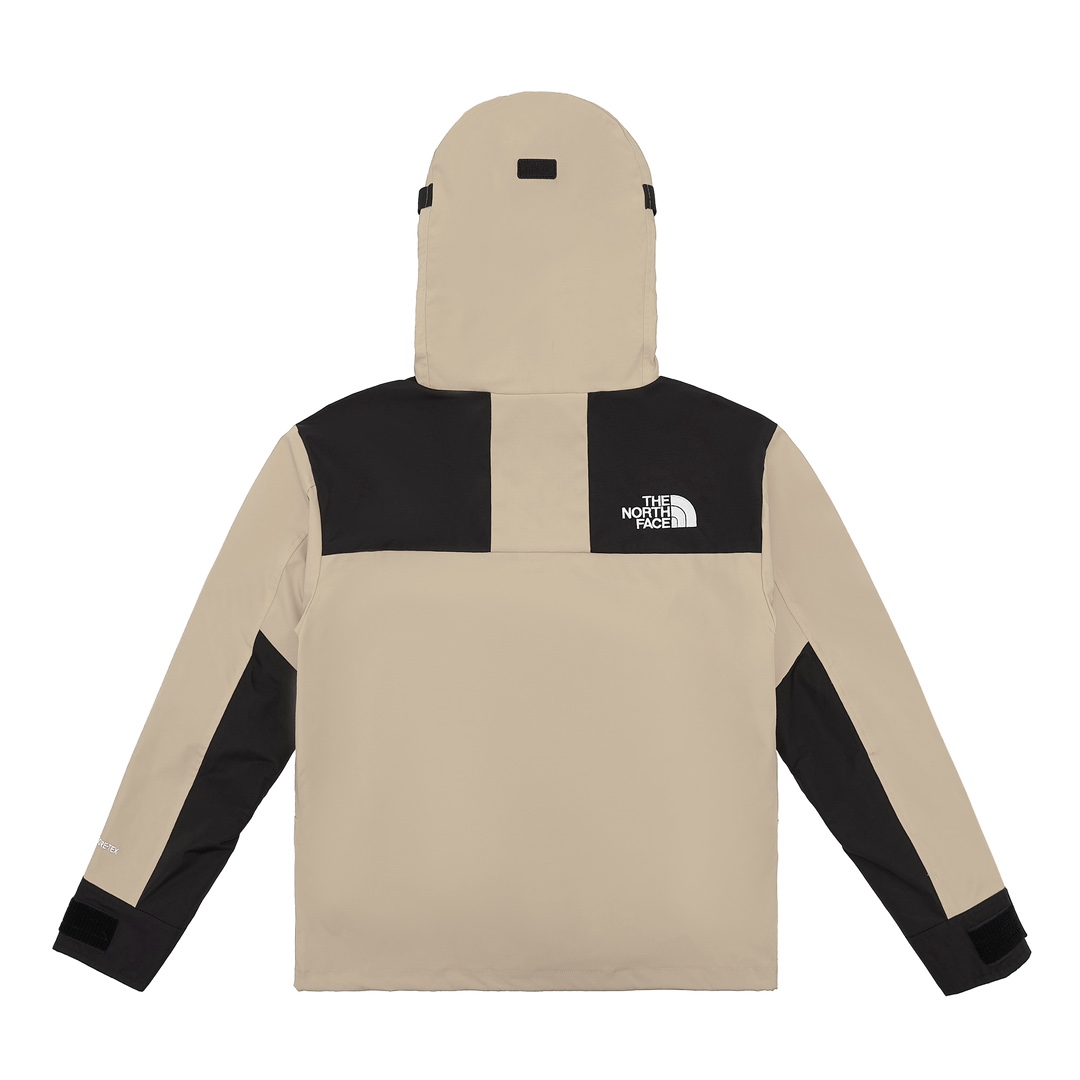 🌈The North Face/北面TNF 经典1990冲锋衣 卡其(高端版本) 1、面料:采用戈尔公司2L双层Gore-tex面料,面料表层做超高强度防水,内层覆膜,所以到达三层防水的效果,使成衣具有防水防污透气的出色户外效果. 2、内里:原厂塔夫绸和拉绒经编衬里,提高贴合度,保暖防寒.区别市面低端版本 3、刺绣:进口田岛刺绣机还原ZP.田岛刺绣工整立体! 4、辅料:全衣原厂YKK拉链,可承受10万次拉力磨损,原厂魔术贴.开模定制五金配件,字体清晰立体,6颗纽扣方向全部一致! 提供无与伦比的IOS90防水和防风保护,风度与温度并存!不是市面随便扯块布就是干的低端货.还原ZP 3合1完美搭配那是必须的.面料内里采购ZP原厂进口双层Gore-tex面料、塔夫绸和拉绒经编衬里使衣服拥有ZP一样功能.整衣五金件使用zp开模定制,非市面错版,衣面6颗纽扣花费巨大时间精力使之全部方向一样,与ZP一致.给你最细节的还原!