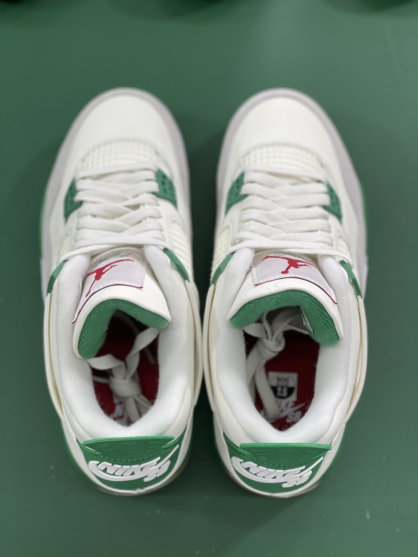 NK SB x Air Jordan 4 AJ4 联名绿松石 白绿 实物品质细节相当漂亮 真心没得挑的好版本 大底有刷漆 耗时多个月巨作 重金购买原楦原纸板 确保原汁原味 完美呈现四代版型 原厂织唛标 市面唯一采用原装…