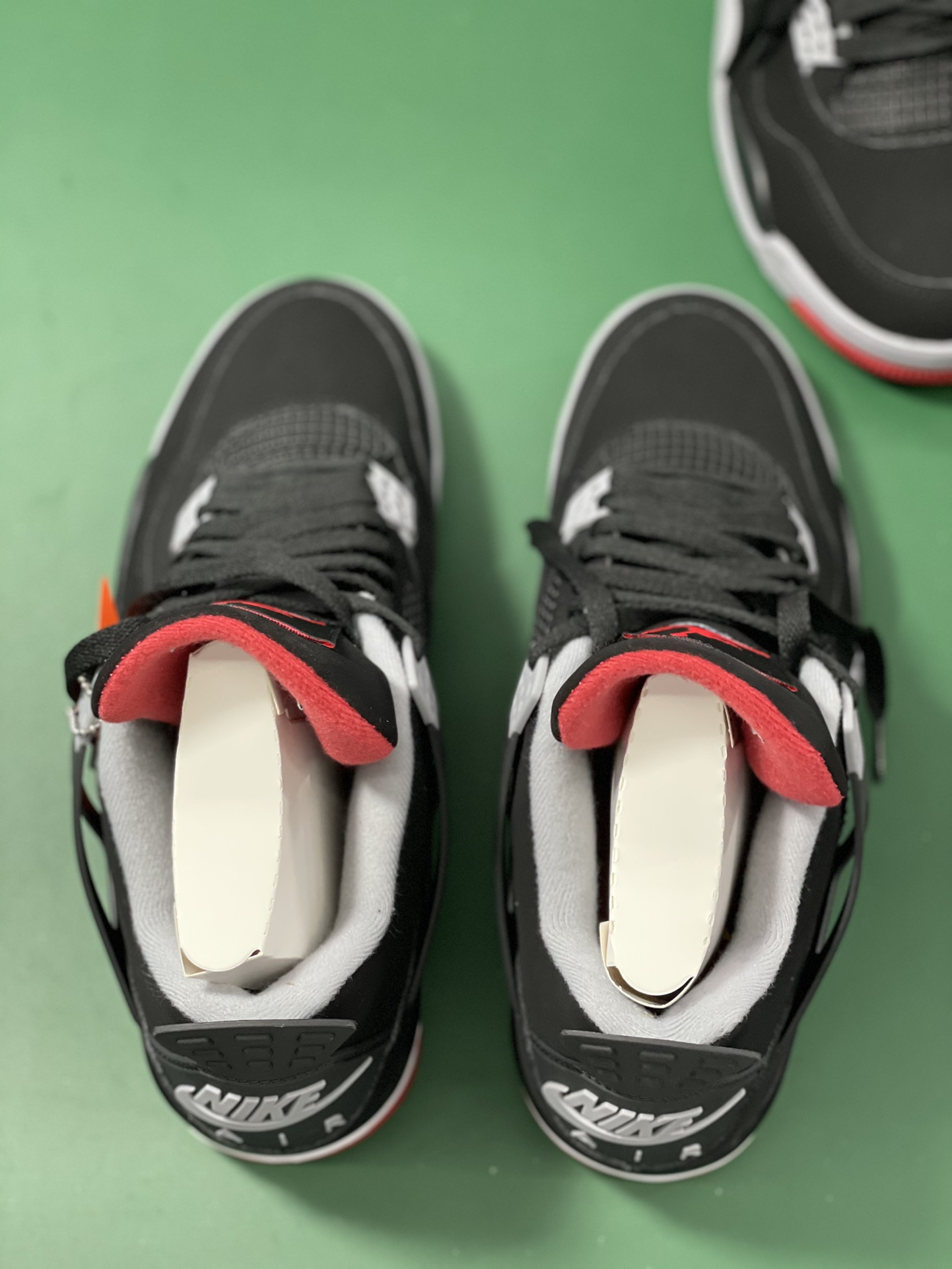 Air jordan 4 “Bred”黑红复刻 重原鞋开发 原厂模具 最正确四代鞋型 ，100％原厂定制皮料，正确侧边tpu材料，正确网格，原厂内置气垫 ，原材料覆盖率达到90%以上，大几率过验/无法鉴定 ，可对比发售公司 一模一样的逼格…
