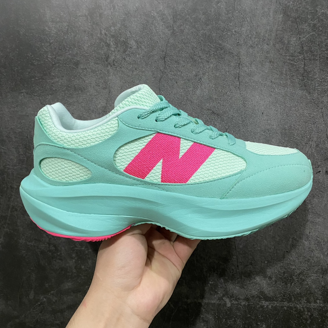 【纯原版】AURALEE x New Balance Warped Runner NB新百伦联名低帮复古老爹风休闲运动慢跑鞋原楦开发版型 采用环保纤维革拼接透气网眼衬垫织物鞋面材质 T-Beam大底提供足步弓支撑 保持步态稳定后跟搭载外露缓震胶 破坏解构做旧有内味了 以极简主义美学闻名的日本时尚品牌 AURALEE 在巴黎时装周 2024 年春夏时装秀上推出了与 New Balance 的全新合作鞋款 Warped Runner 采用网布和奢华绒面革覆盖层 侧面的同色系「N」标志是对 New Balance 品牌的微妙致敬 同时配有同色系模压 FuelCell 泡沫中底和橡胶外底 此次合作是两个品牌共同致力于简约设计的完美典范 是日常穿着的绝佳选择  尺码：35.5 36 37 37.5 38 38.5 39.5 40 40.5 41.5 42 42.5 43 44 45 46-莆田鞋批发中心