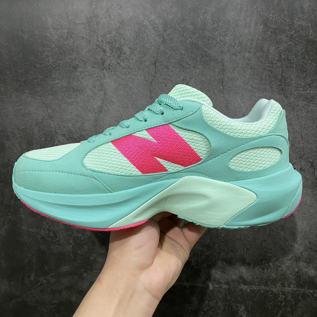 图片[2]-【纯原版】AURALEE x New Balance Warped Runner NB新百伦联名低帮复古老爹风休闲运动慢跑鞋原楦开发版型 采用环保纤维革拼接透气网眼衬垫织物鞋面材质 T-Beam大底提供足步弓支撑 保持步态稳定后跟搭载外露缓震胶 破坏解构做旧有内味了 以极简主义美学闻名的日本时尚品牌 AURALEE 在巴黎时装周 2024 年春夏时装秀上推出了与 New Balance 的全新合作鞋款 Warped Runner 采用网布和奢华绒面革覆盖层 侧面的同色系「N」标志是对 New Balance 品牌的微妙致敬 同时配有同色系模压 FuelCell 泡沫中底和橡胶外底 此次合作是两个品牌共同致力于简约设计的完美典范 是日常穿着的绝佳选择  尺码：35.5 36 37 37.5 38 38.5 39.5 40 40.5 41.5 42 42.5 43 44 45 46-莆田鞋批发中心