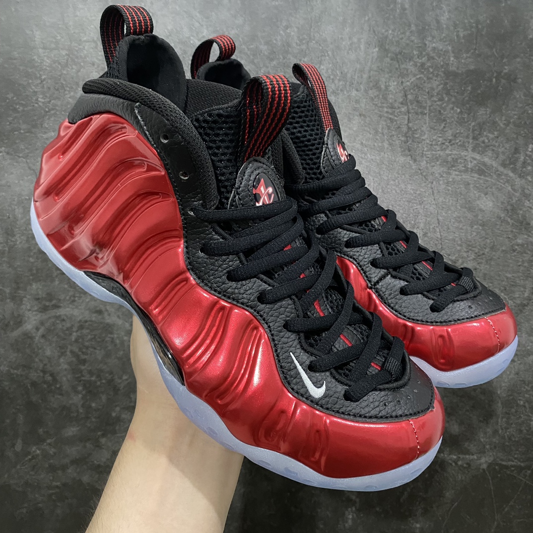 【莞产版本】Nike Air Foamposite One “Metallic Red”复刻新红喷红黑2.0 2023版 DZ2545-600nnn万江喷泡 公认市售最强品质n莞产原底面 公司渠道同模具 鞋型发泡360度无死角 双层Zoom气垫植入中底完美注胶 搭载原厂碳纤维材质nSIZE： 37.5 38 38.5 39 40 40.5 41 42 42.5 43 44 44.5 45 46-莆田鞋批发中心