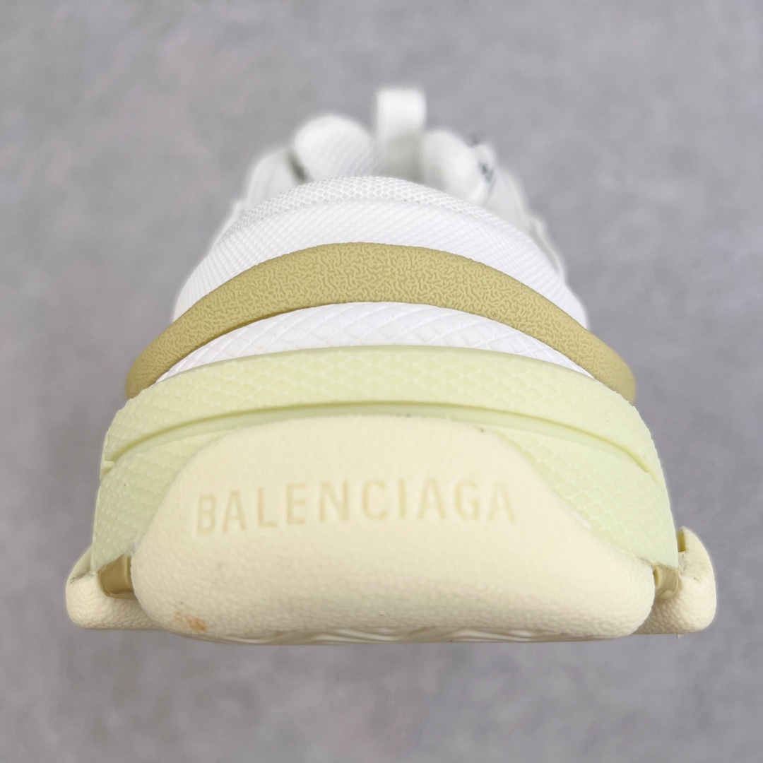 图片[8]-💰320 ＃VG零售版 BALENCIAGA Triple S 巴黎世家复古老爹鞋半拖 全套原纸板楦头开发 最原汁原味的灵魂版型 全鞋荧光划线卡点 胶水把控整洁度追求极致完美 每一双都是工艺品 多重QC质检 超越公司货的品控标准 实实在在的免检产品 原盒原配 正确字体电绣 粗细、位置、大小正确 侧边TPU 透气孔匹配意产原版 正确气垫分离大底 TPU软底 原版一致大底LOGO 立体感十足 原厂皮料水洗做旧 采购原厂网纱 小牛皮 小羊皮和网眼 复杂的三层外底 采用Clear Sole技术将TPU注入鞋底内部可产生气泡 以提供更多舒适感 更轻的鞋子和减震效果 脚趾边缘绣有尺寸 侧面绣有徽标 背面压印徽标 舌头上的Triple S橡胶品牌 2个鞋带环 包括1个功能环 运动系带系统 带12个织物孔眼 双色鞋带让人想起远足靴的鞋带 后部拉环和舌头拉环 水洗效果 打造老旧外观 正常尺码 Size：35 36 37 38 39 40 41 42 43 44 45 46 编码：by3936090-运动鞋